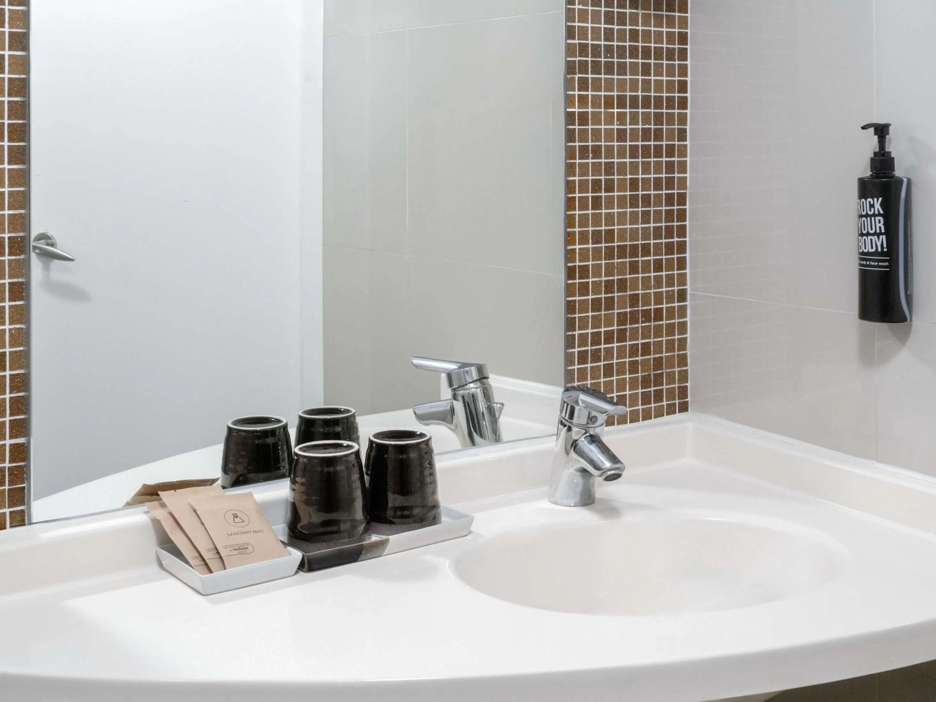 Bedroom in Ibis Bangkok Riverside