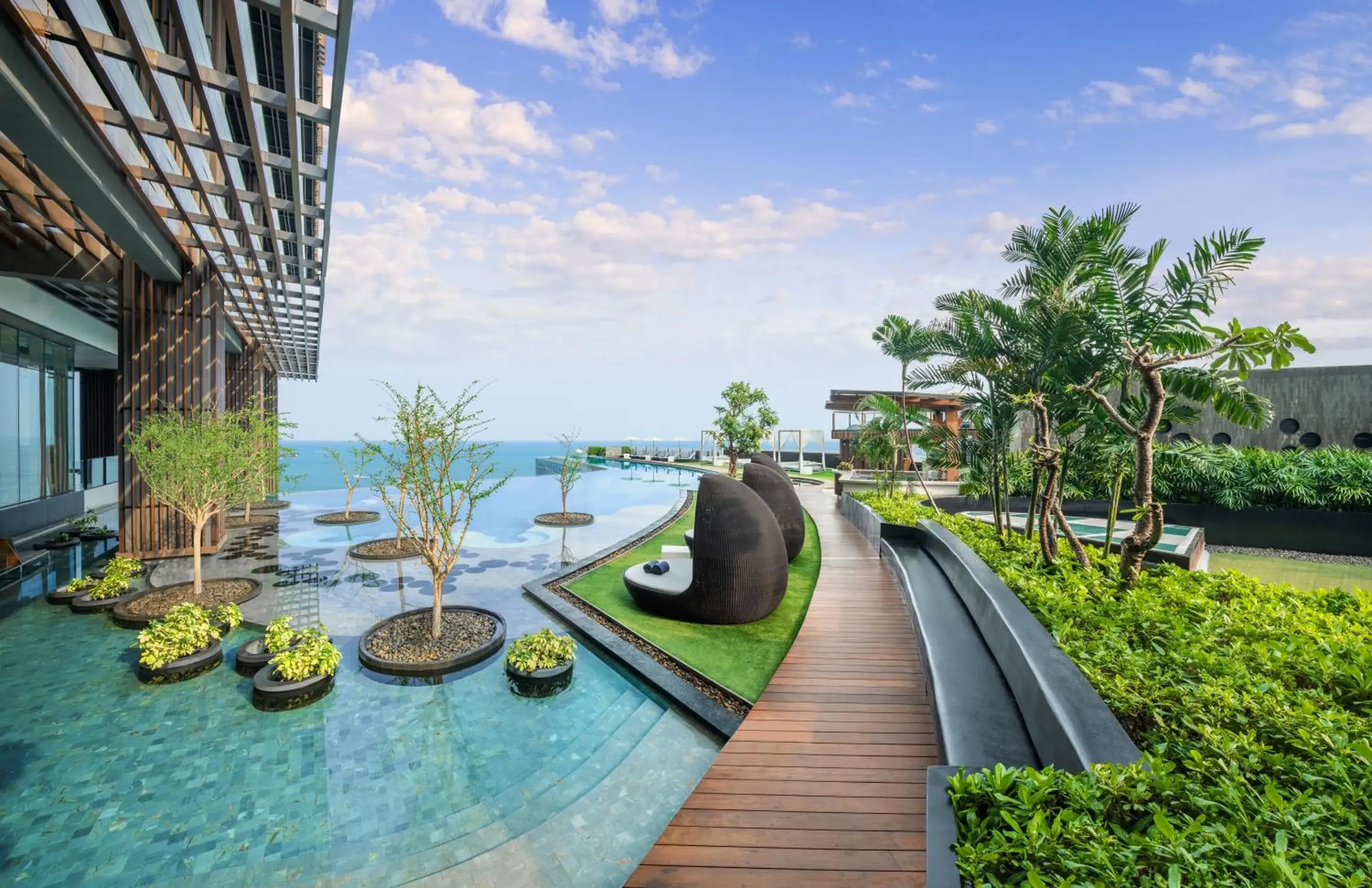 Swimming pool in Hilton Pattaya Swimming pool in Hilton Pattaya