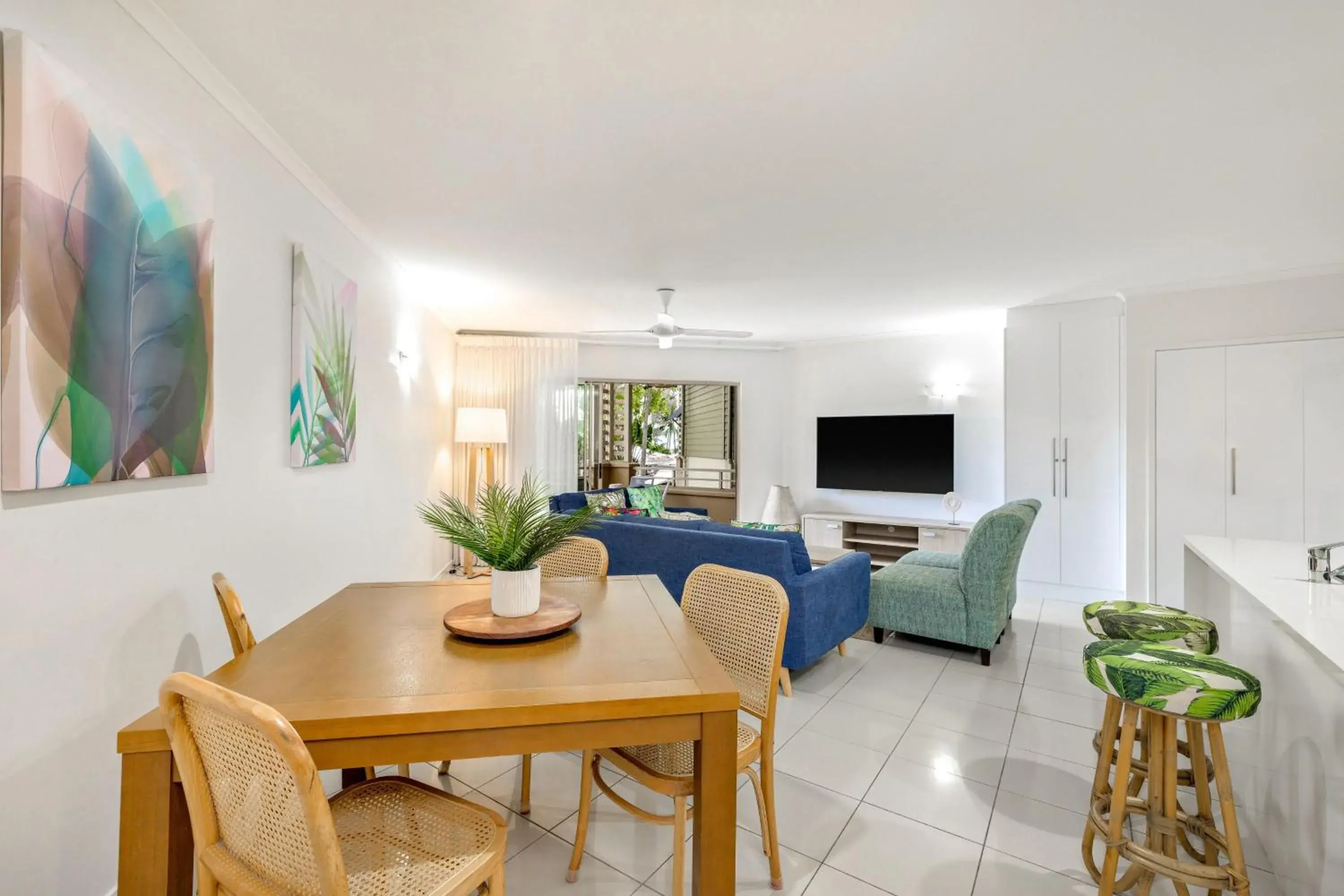 Dining area in Mantra Amphora Dining area in Mantra Amphora