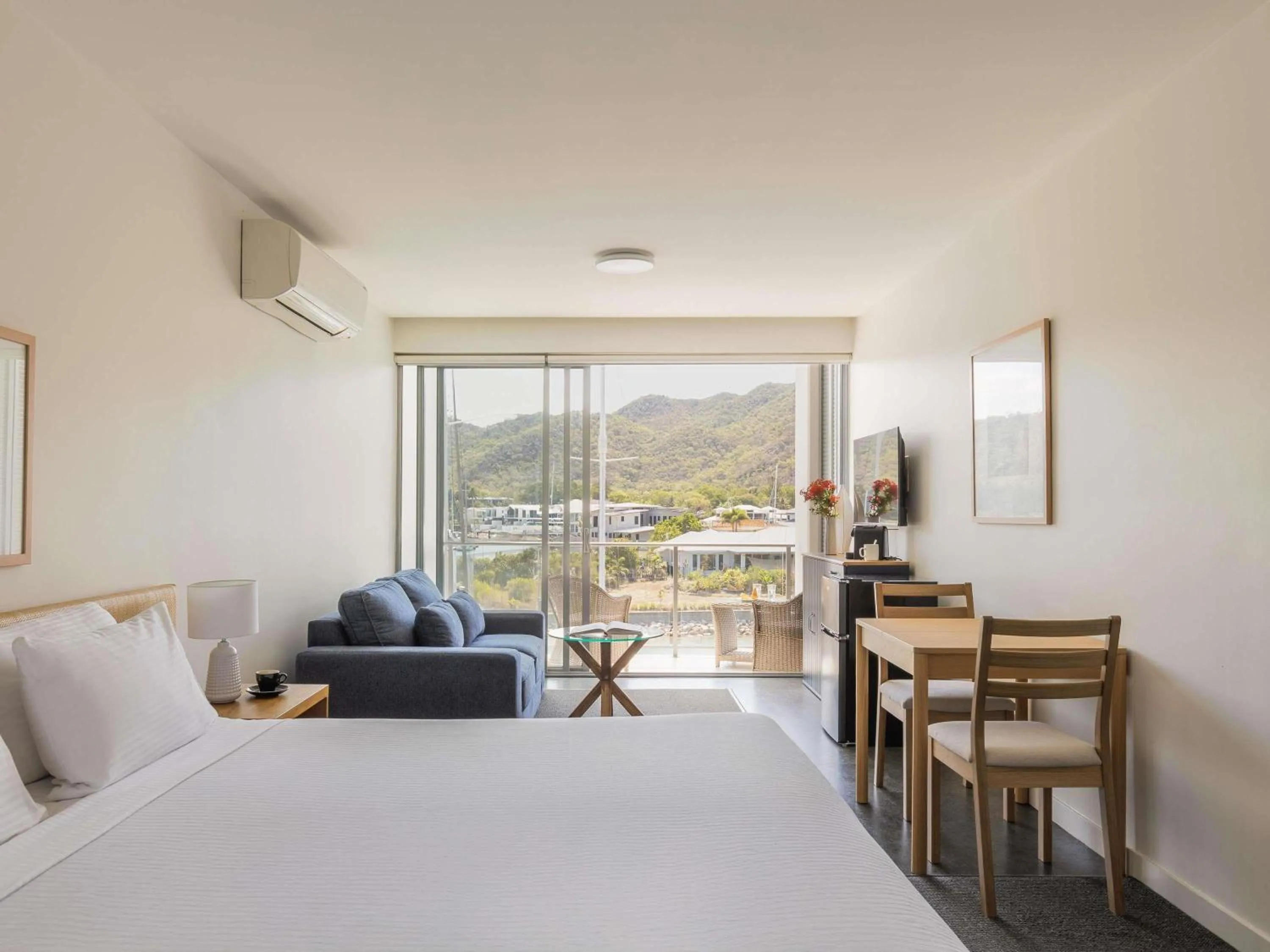 Bedroom, Bed in Peppers Blue on Blue