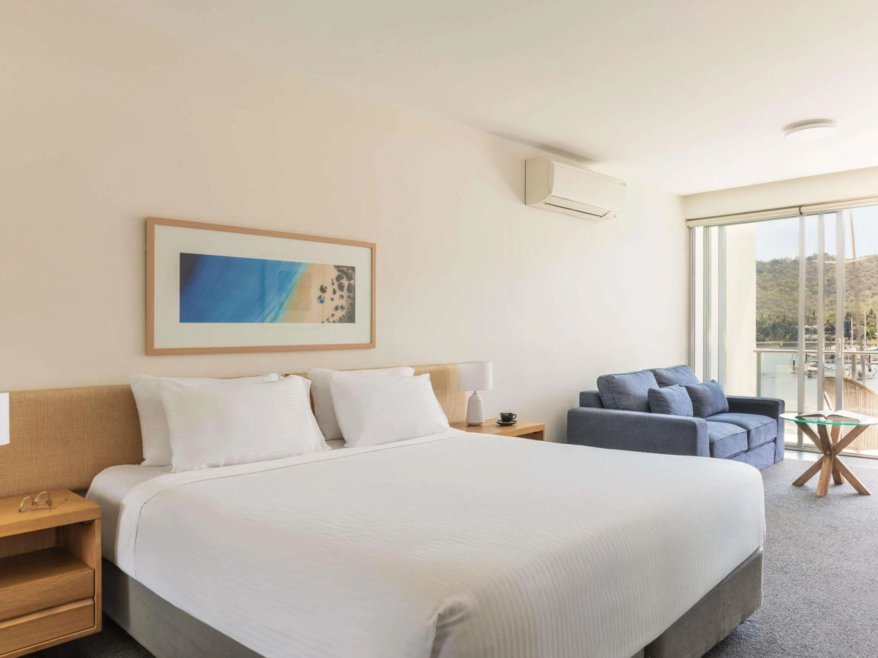 Bedroom, Bed in Peppers Blue on Blue