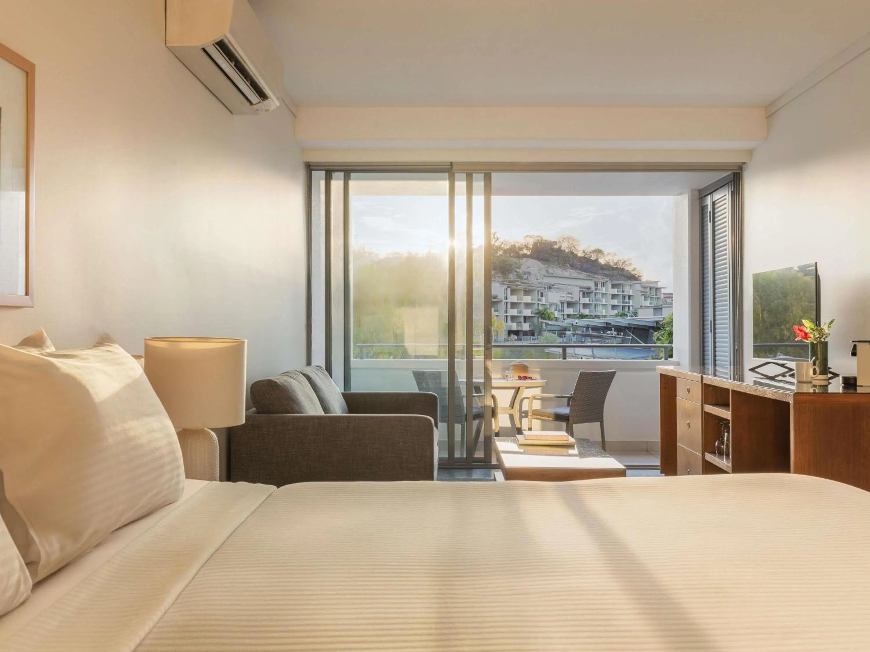 Bedroom, Bed in Peppers Blue on Blue