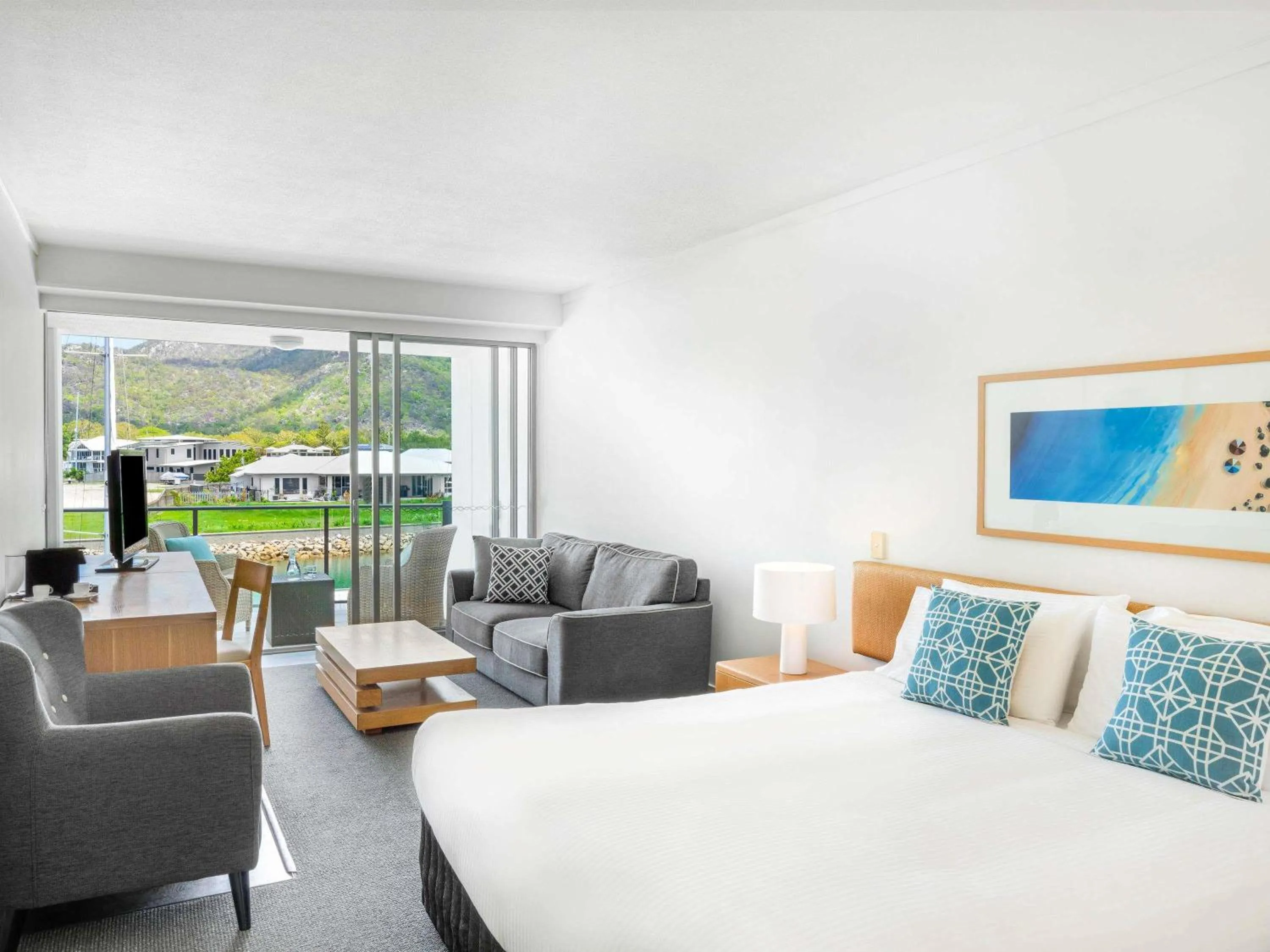 Bedroom, Bed in Peppers Blue on Blue