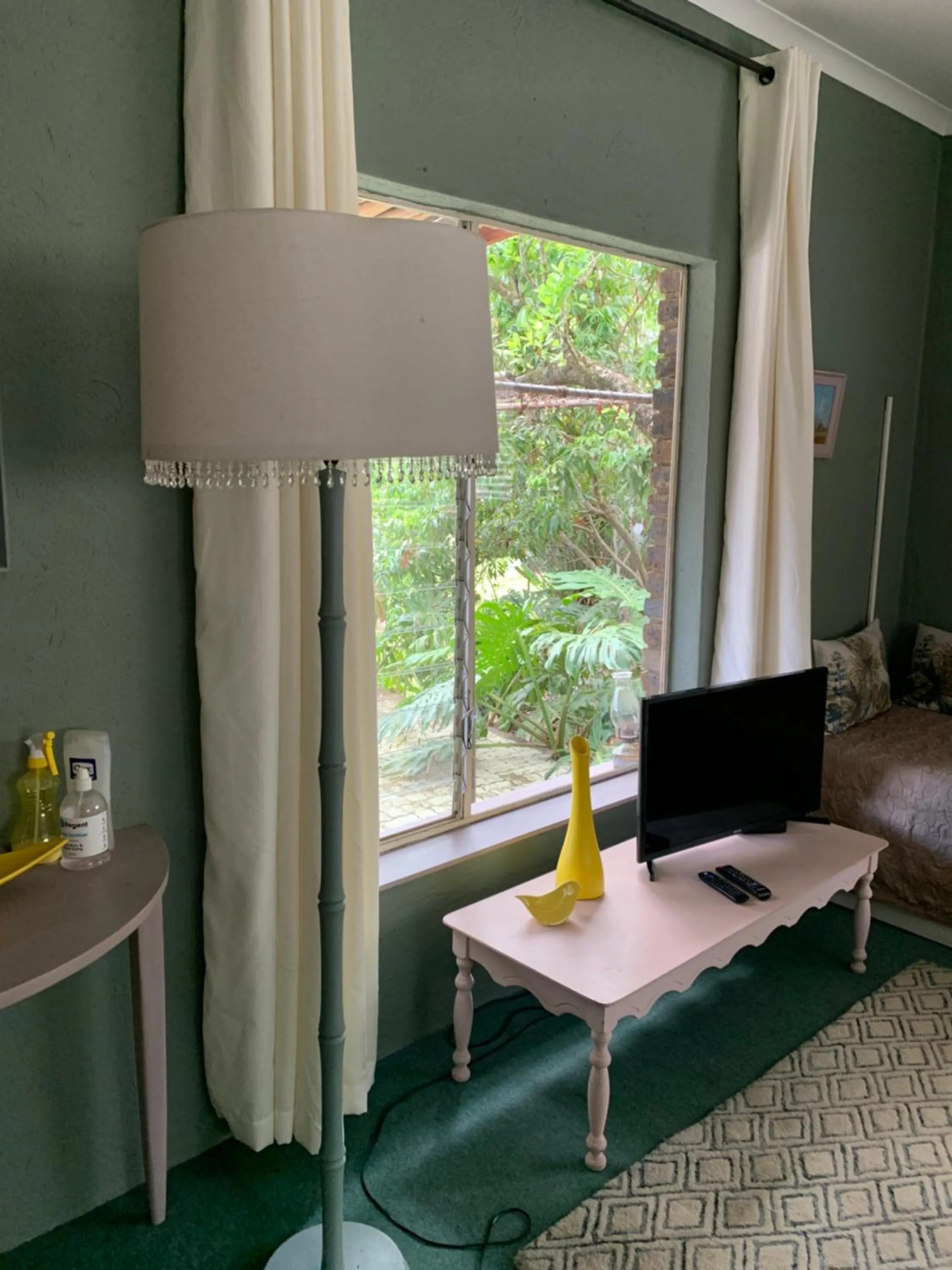 TV and multimedia in Nightjar Guest Lodge