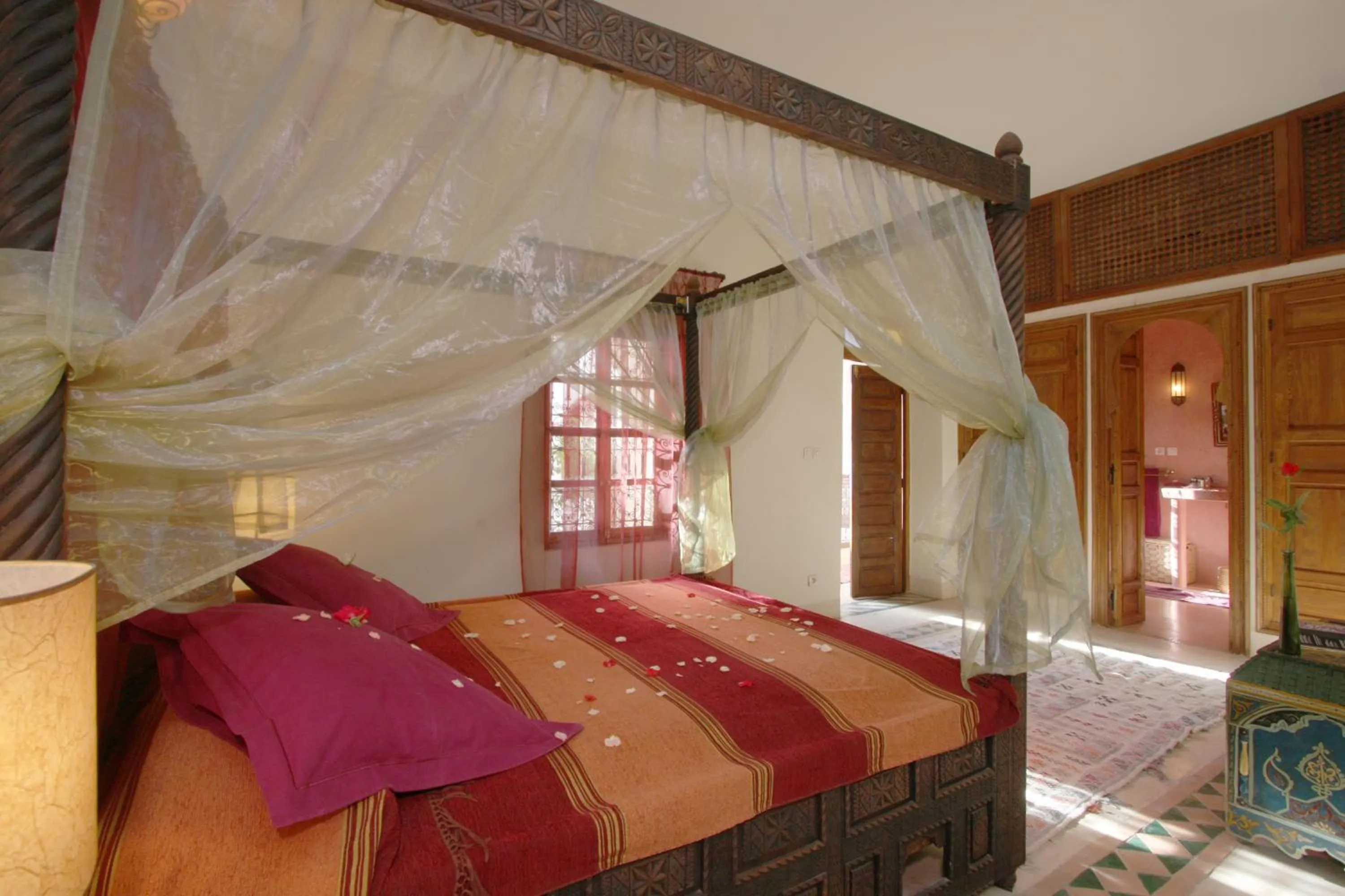 Photo of the whole room, Bed in Riad Cannelle