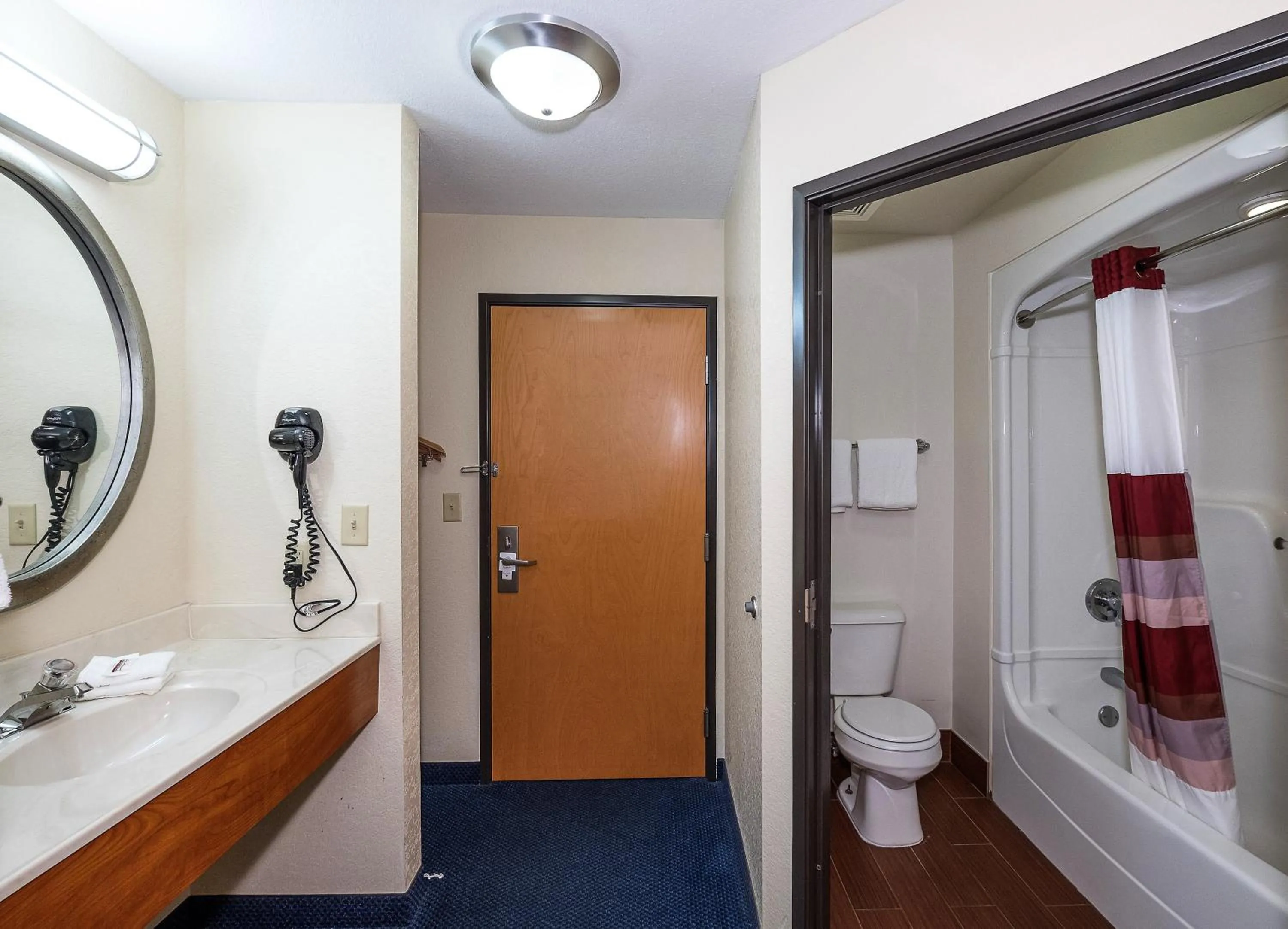 Bathroom in Red Roof Inn Jackson, OH