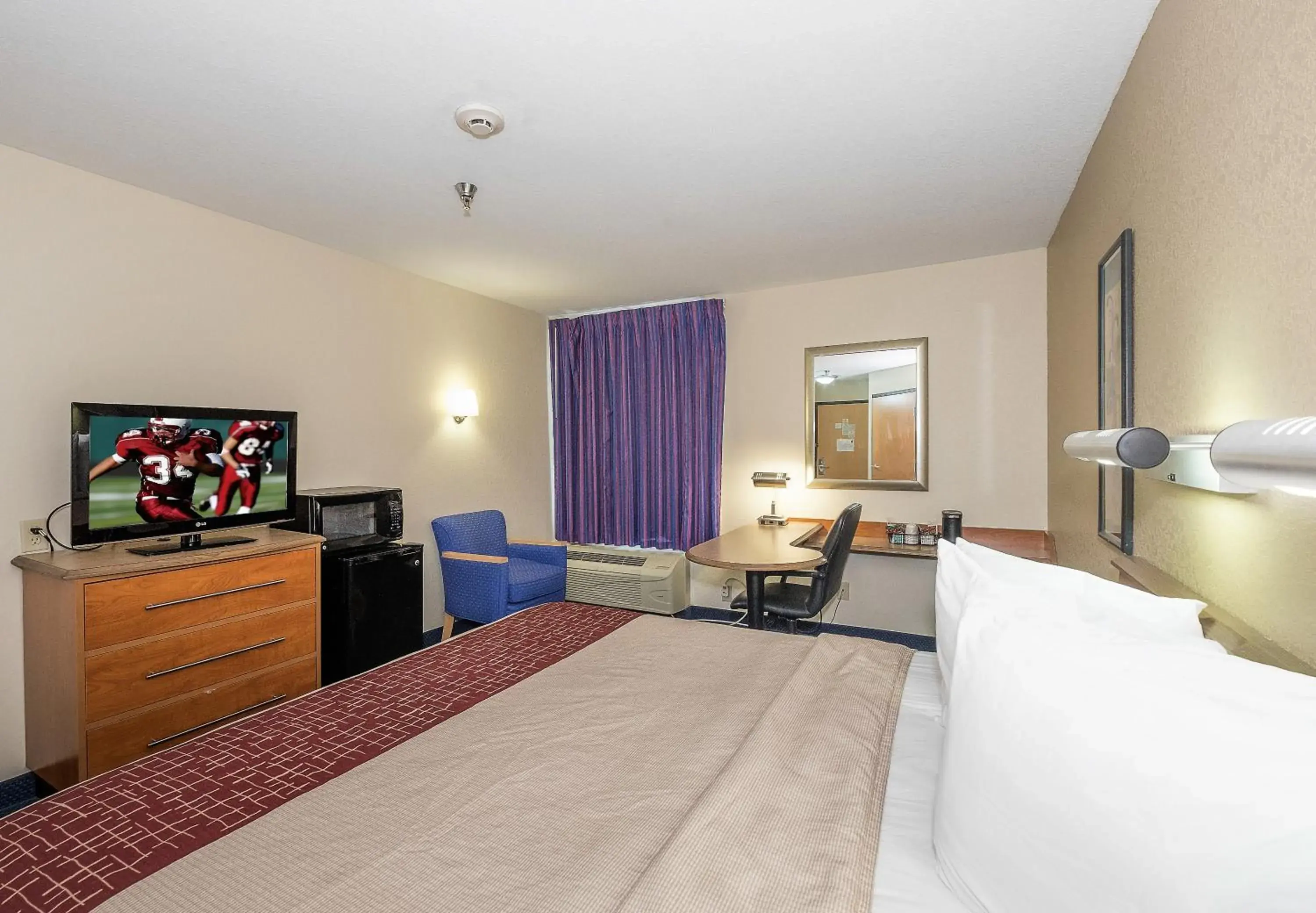 Photo of the whole room, Bed in Red Roof Inn Jackson, OH Photo of the whole room, Bed in Red Roof Inn Jackson, OH