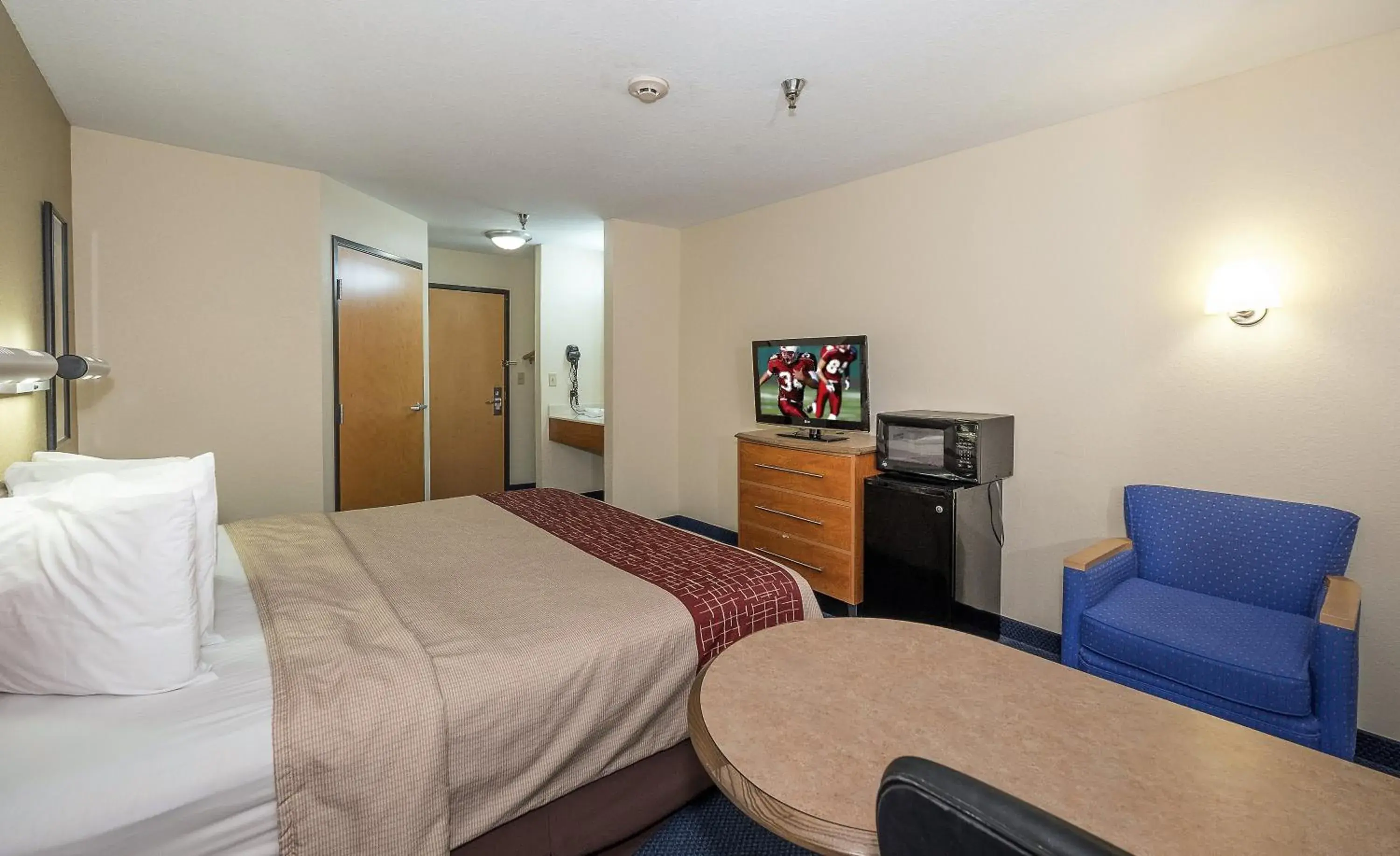 Photo of the whole room, Bed in Red Roof Inn Jackson, OH Photo of the whole room, Bed in Red Roof Inn Jackson, OH