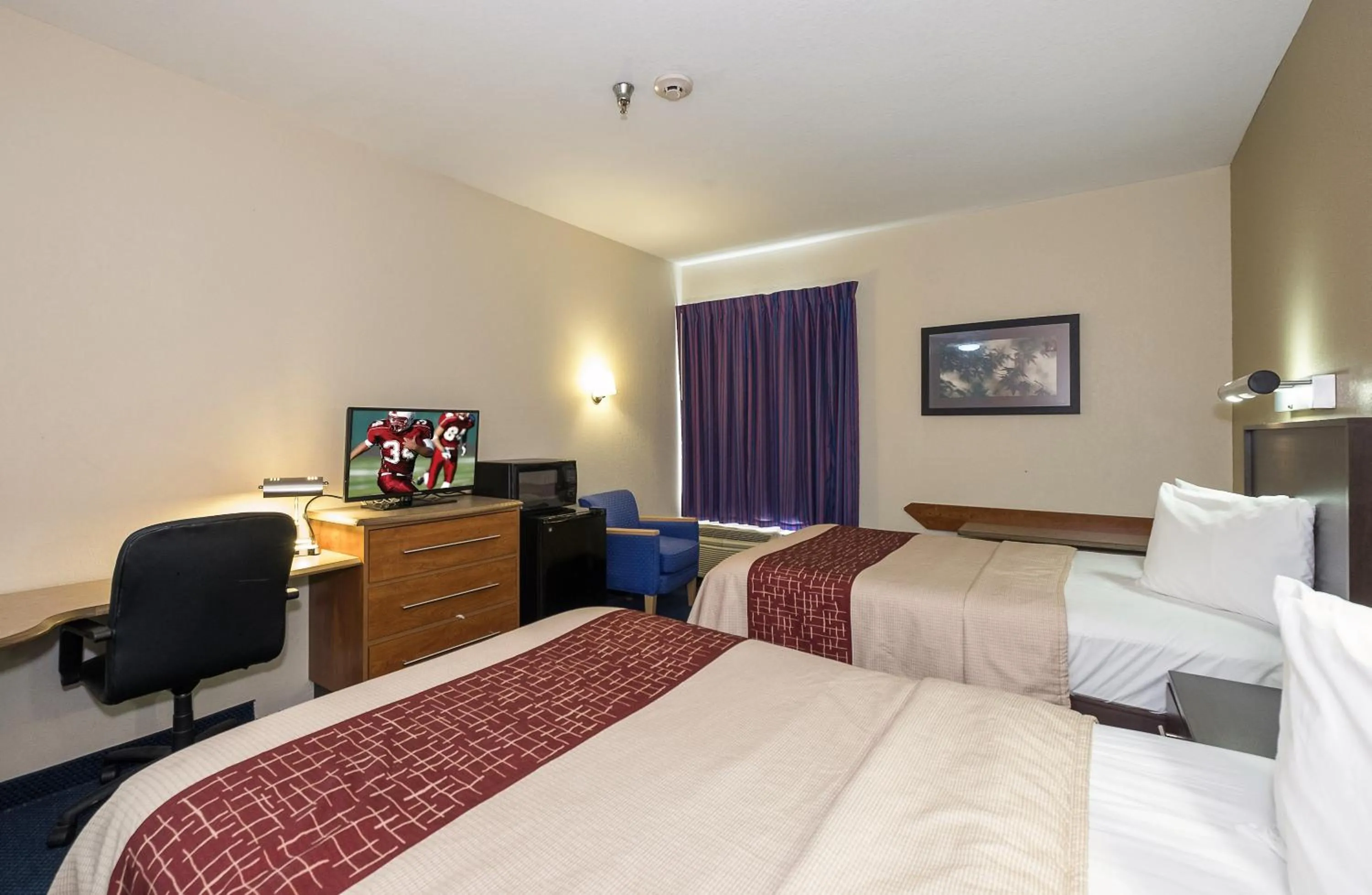 Photo of the whole room, Bed in Red Roof Inn Jackson, OH