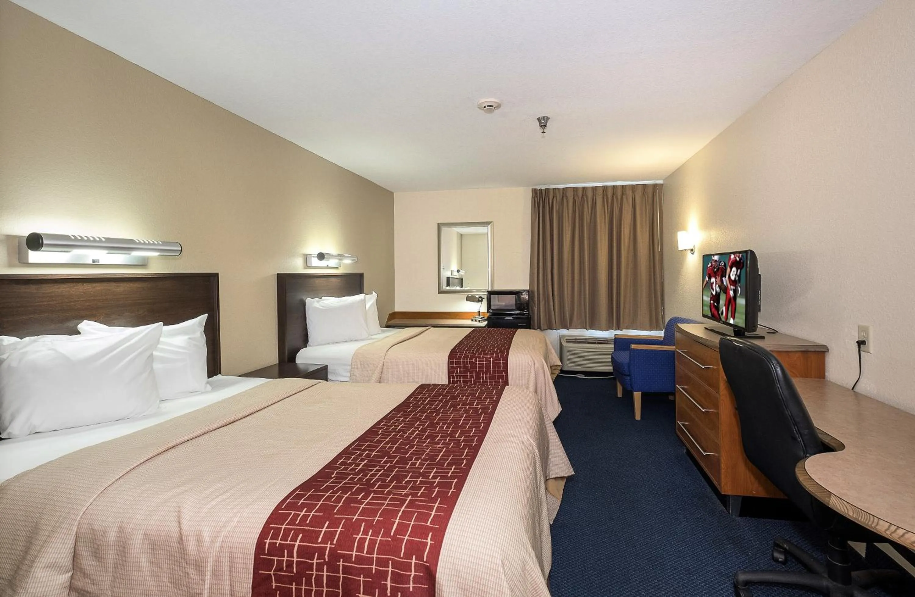 Photo of the whole room, Bed in Red Roof Inn Jackson, OH