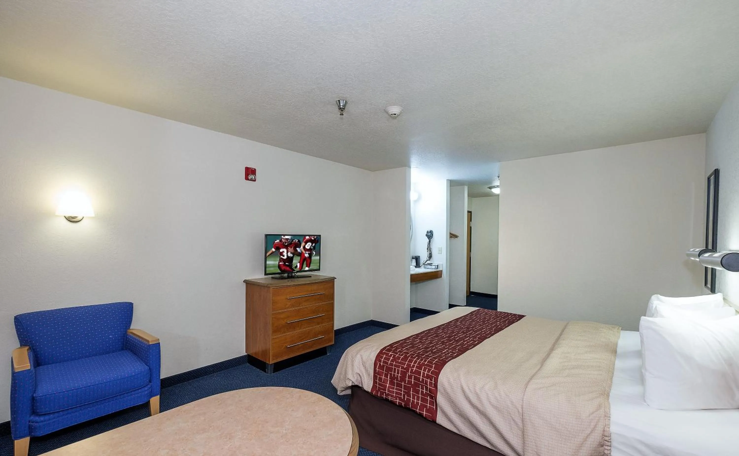 Photo of the whole room, Bed in Red Roof Inn Jackson, OH