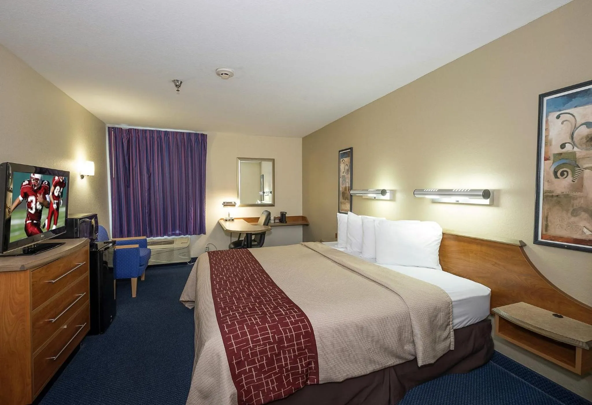 Photo of the whole room, Bed in Red Roof Inn Jackson, OH