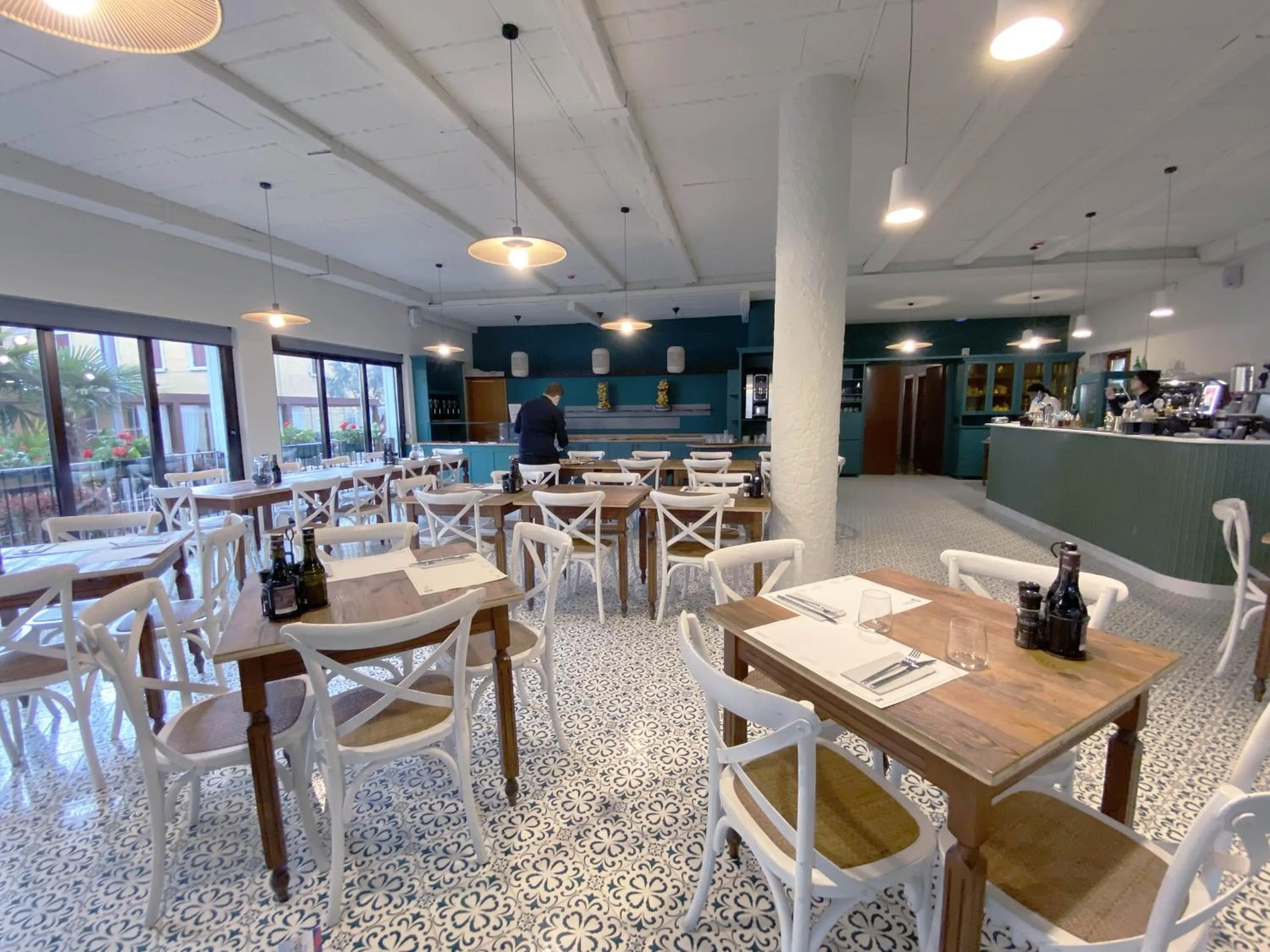 Restaurant/places to eat in Hotel Astoria