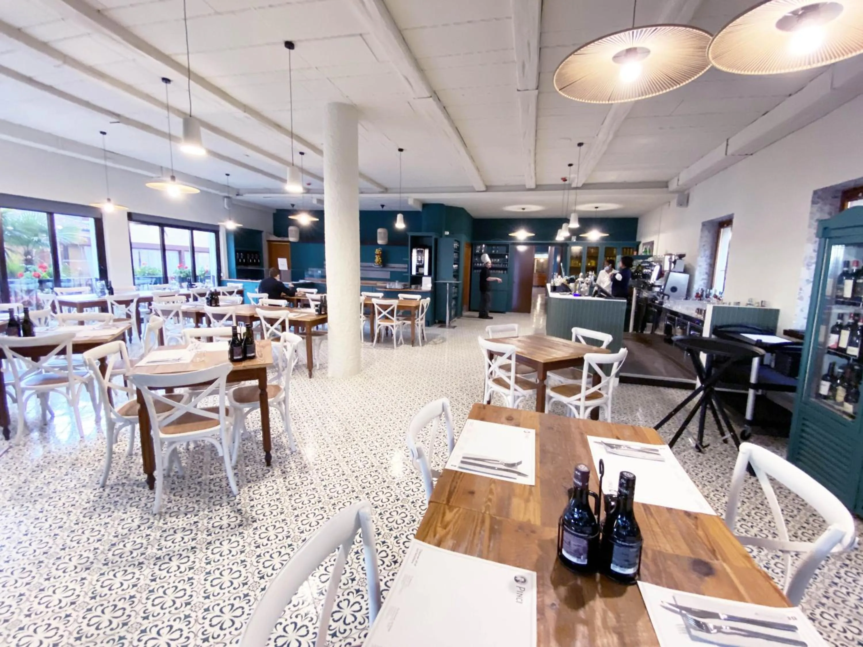 Restaurant/places to eat in Hotel Astoria