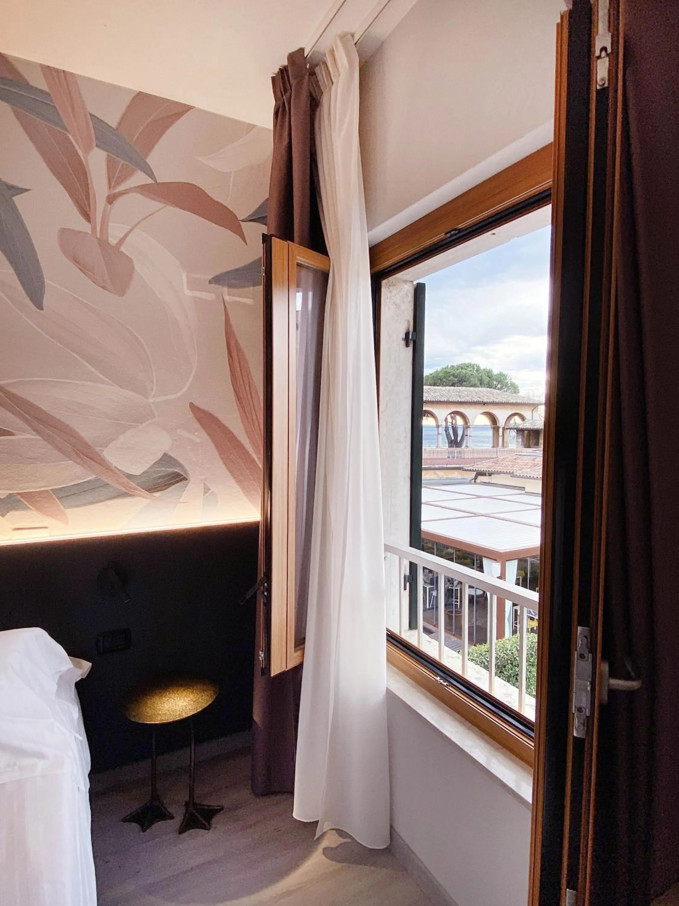 View (from property/room), Bed in Hotel Astoria