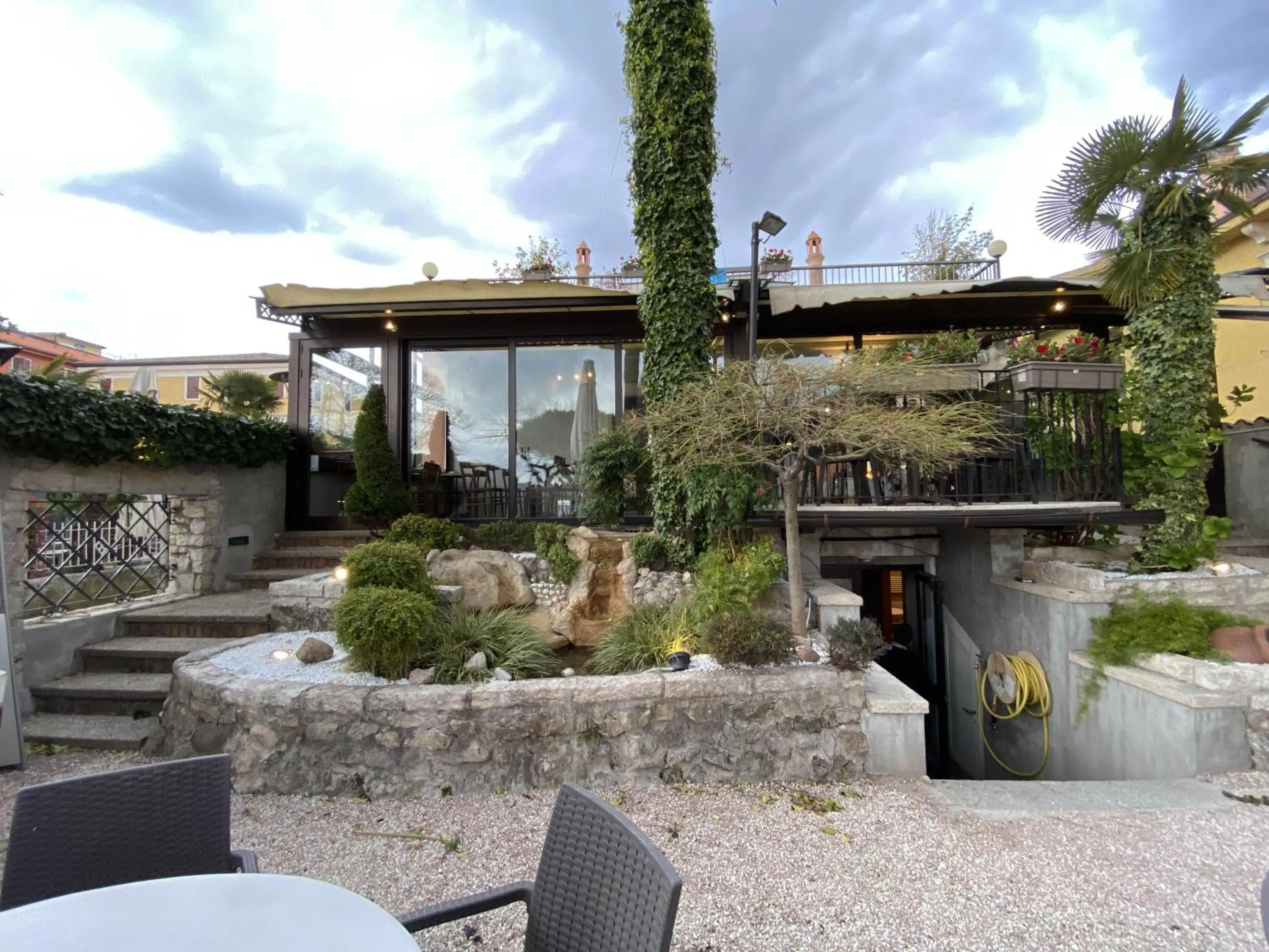 Restaurant/places to eat in Hotel Astoria