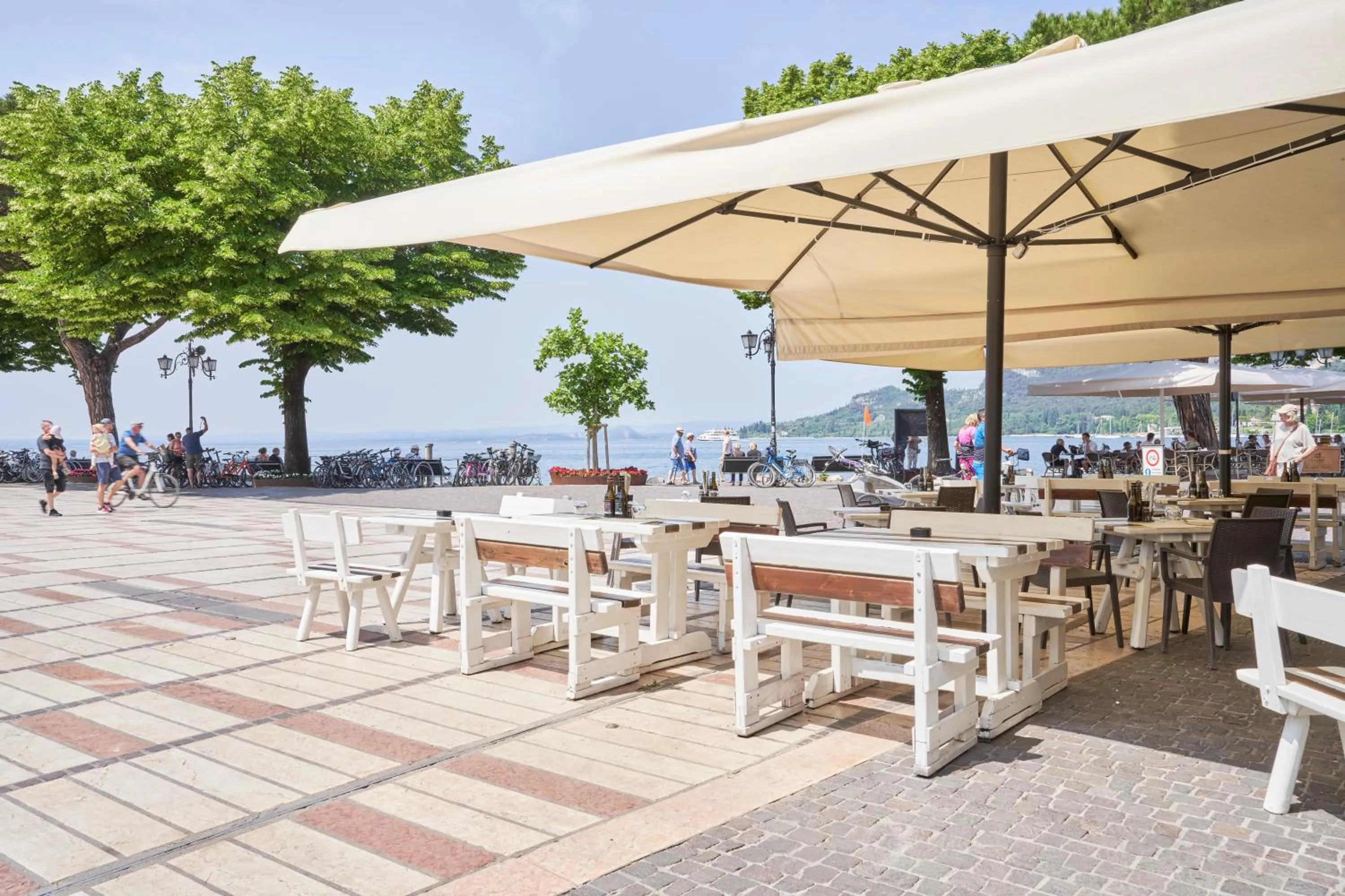 Restaurant/places to eat in Hotel Astoria