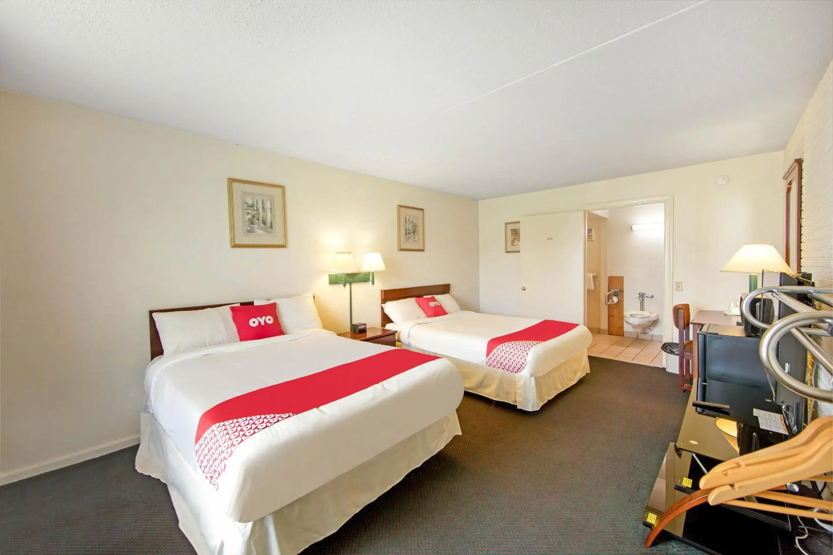 Bedroom, Bed in OYO Hotel Doswell Kings Dominion Bedroom, Bed in OYO Hotel Doswell Kings Dominion