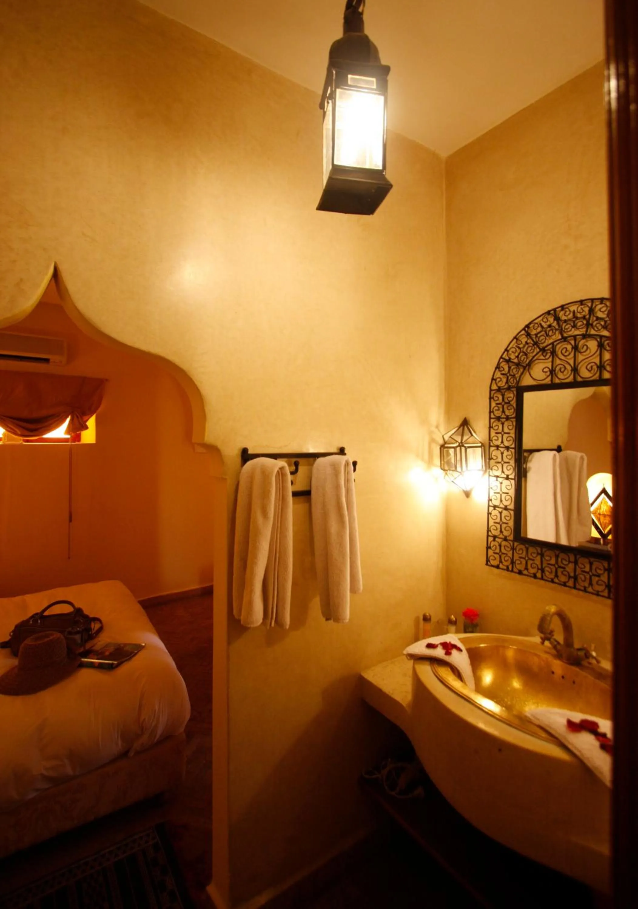 Bathroom, Bed in Riad Léna & Spa