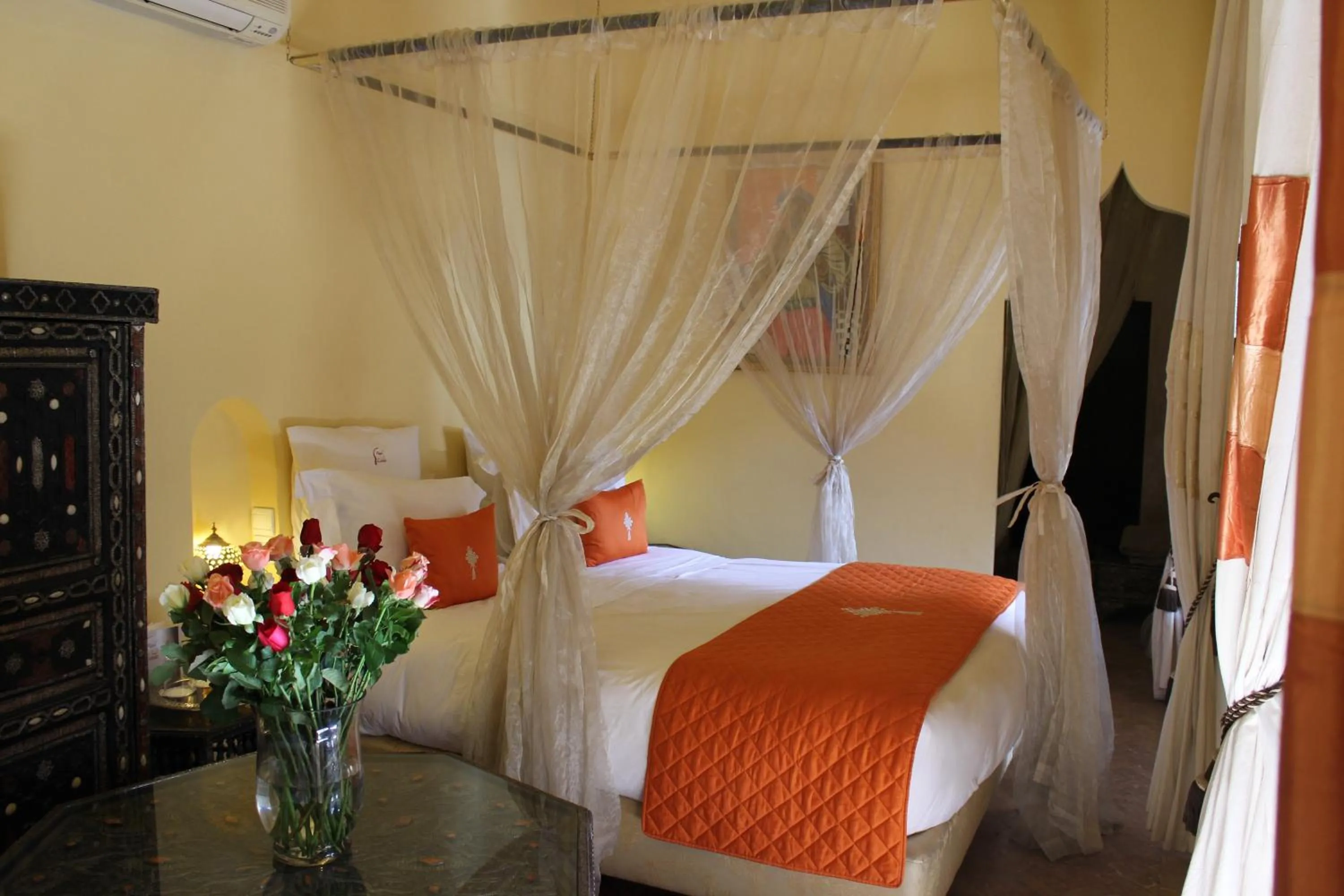 Photo of the whole room, Bed in Riad Léna & Spa
