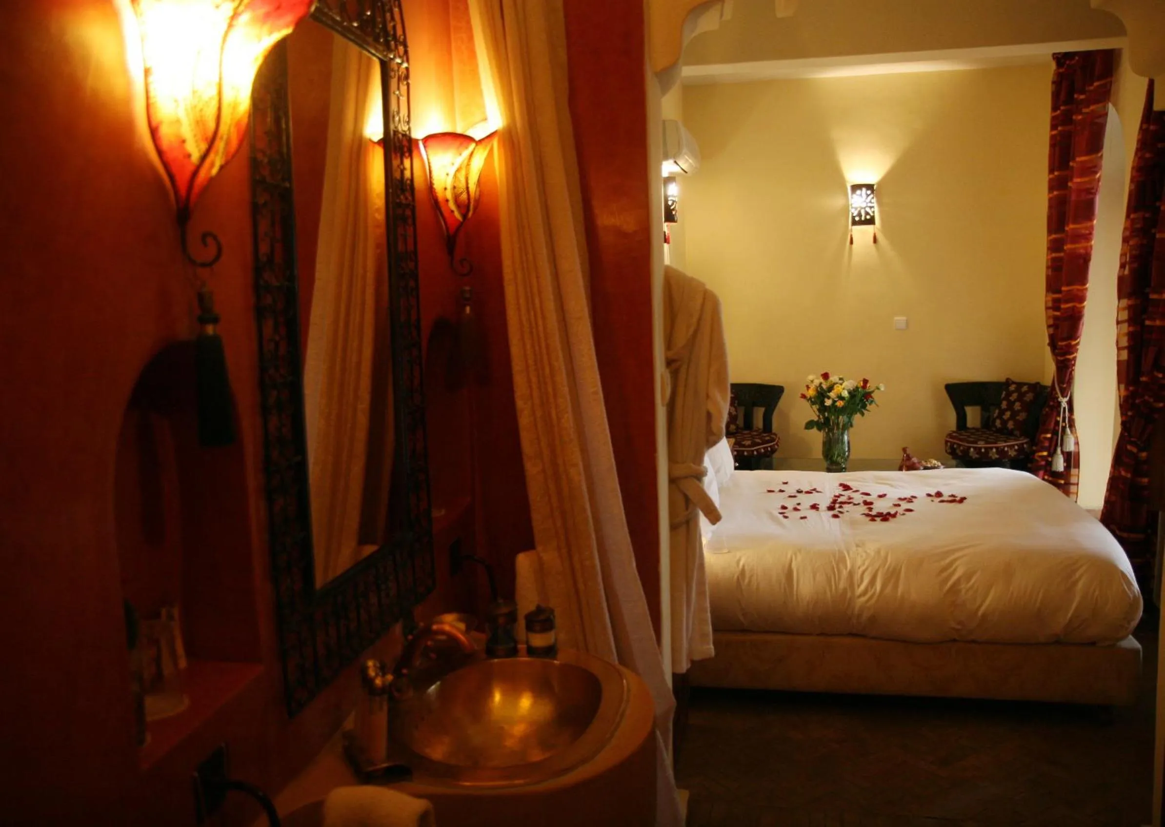 Bathroom, Bed in Riad Léna & Spa