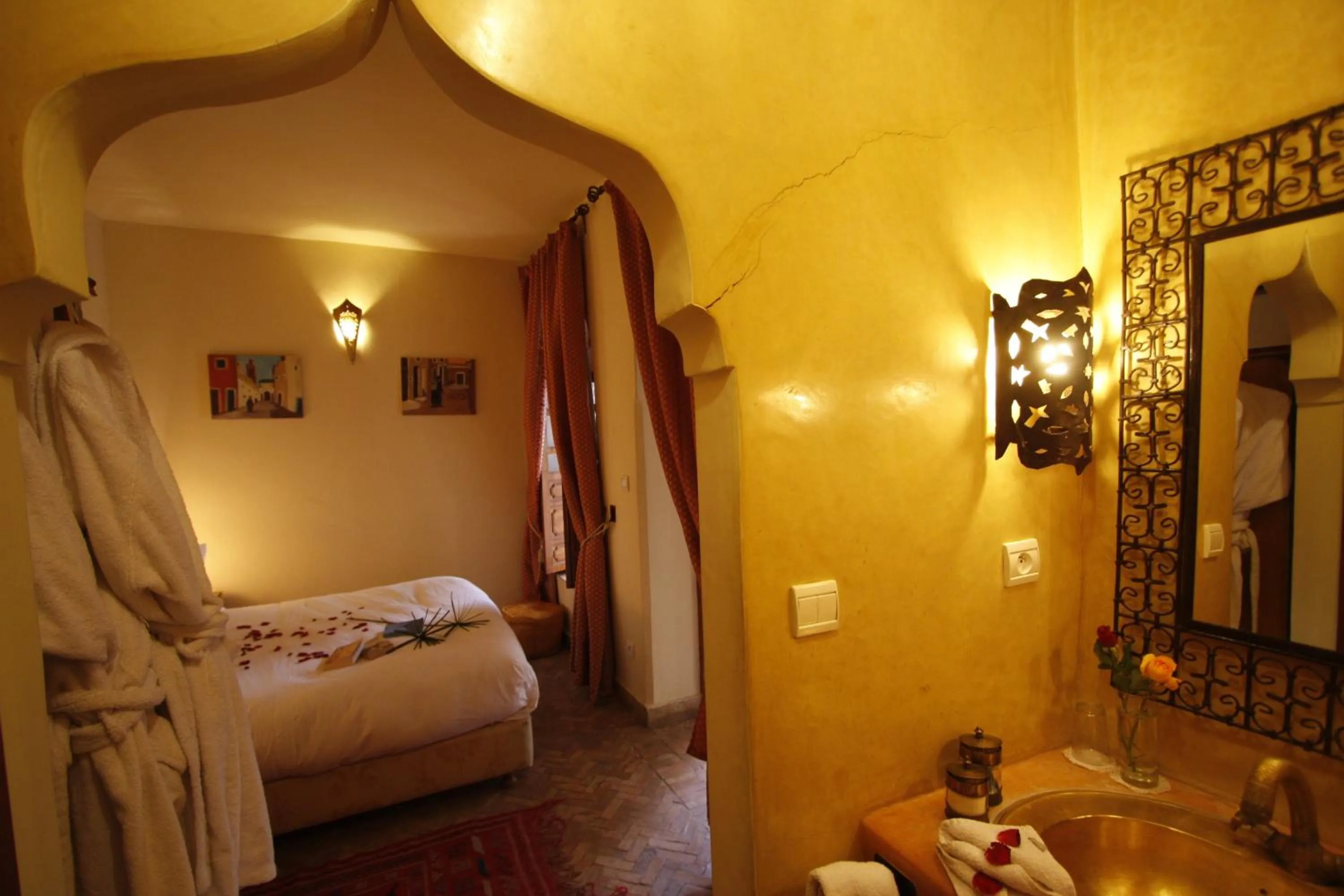 Bathroom, Bed in Riad Léna & Spa