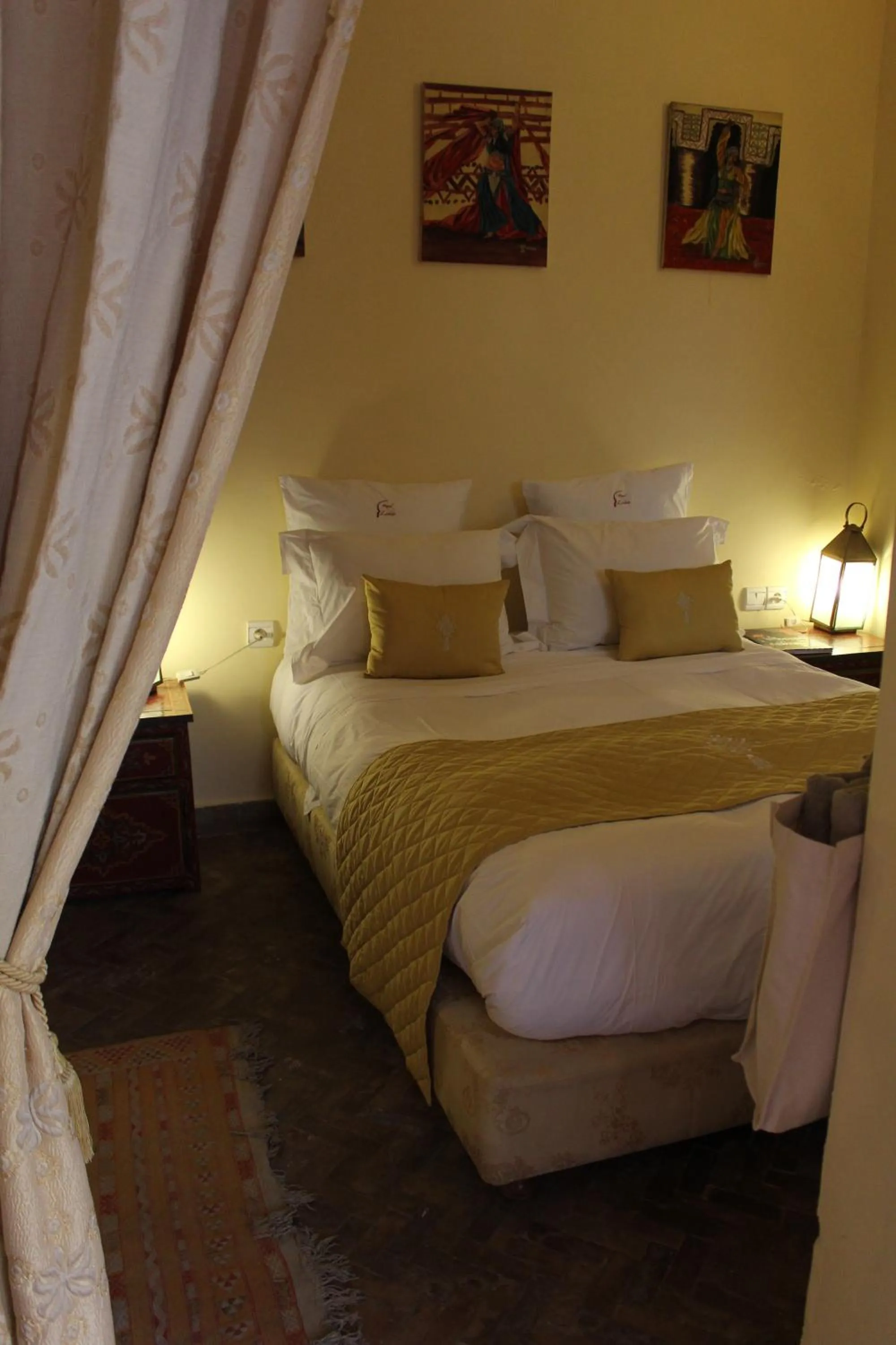 Photo of the whole room, Bed in Riad Léna & Spa