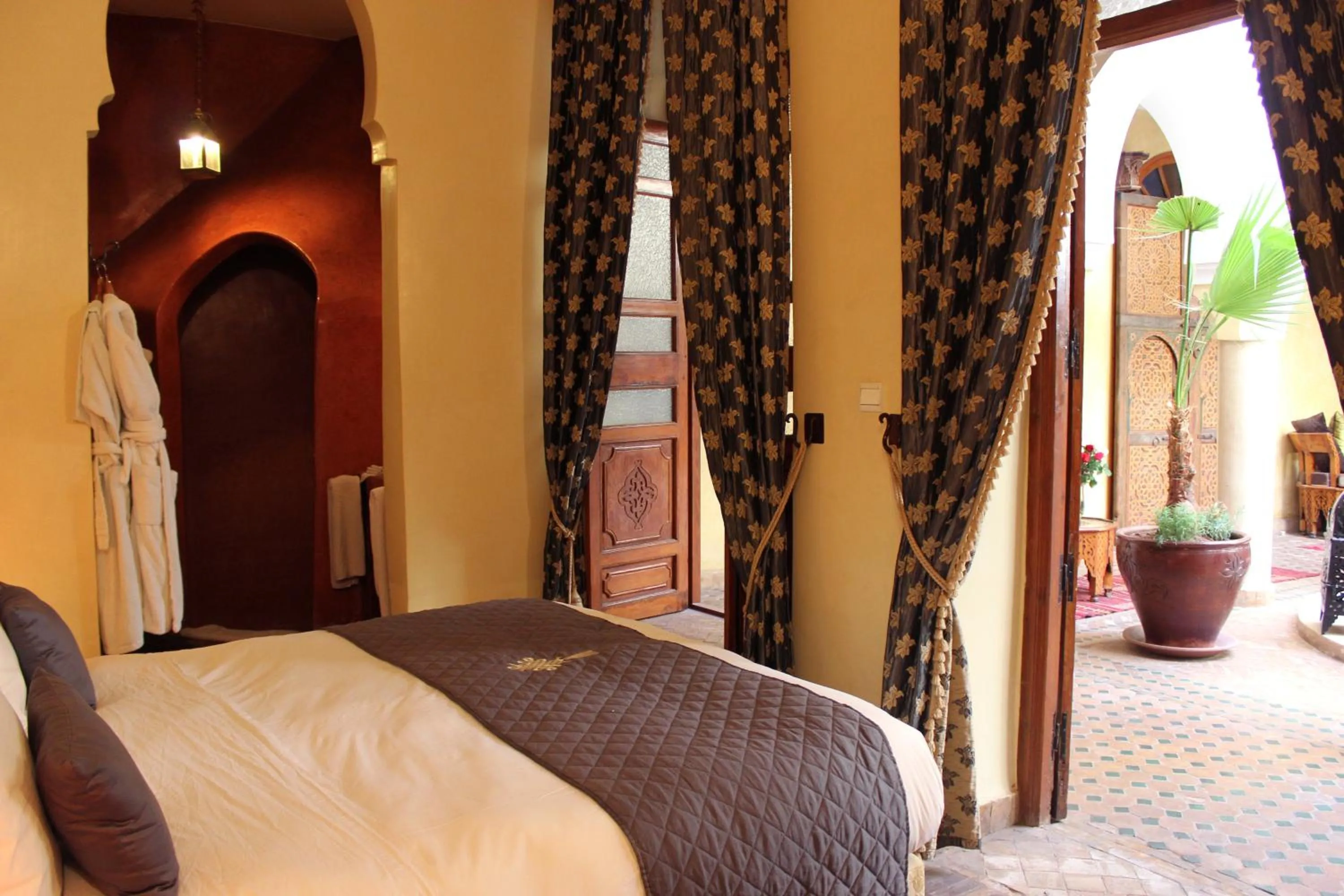 Photo of the whole room, Bed in Riad Léna & Spa