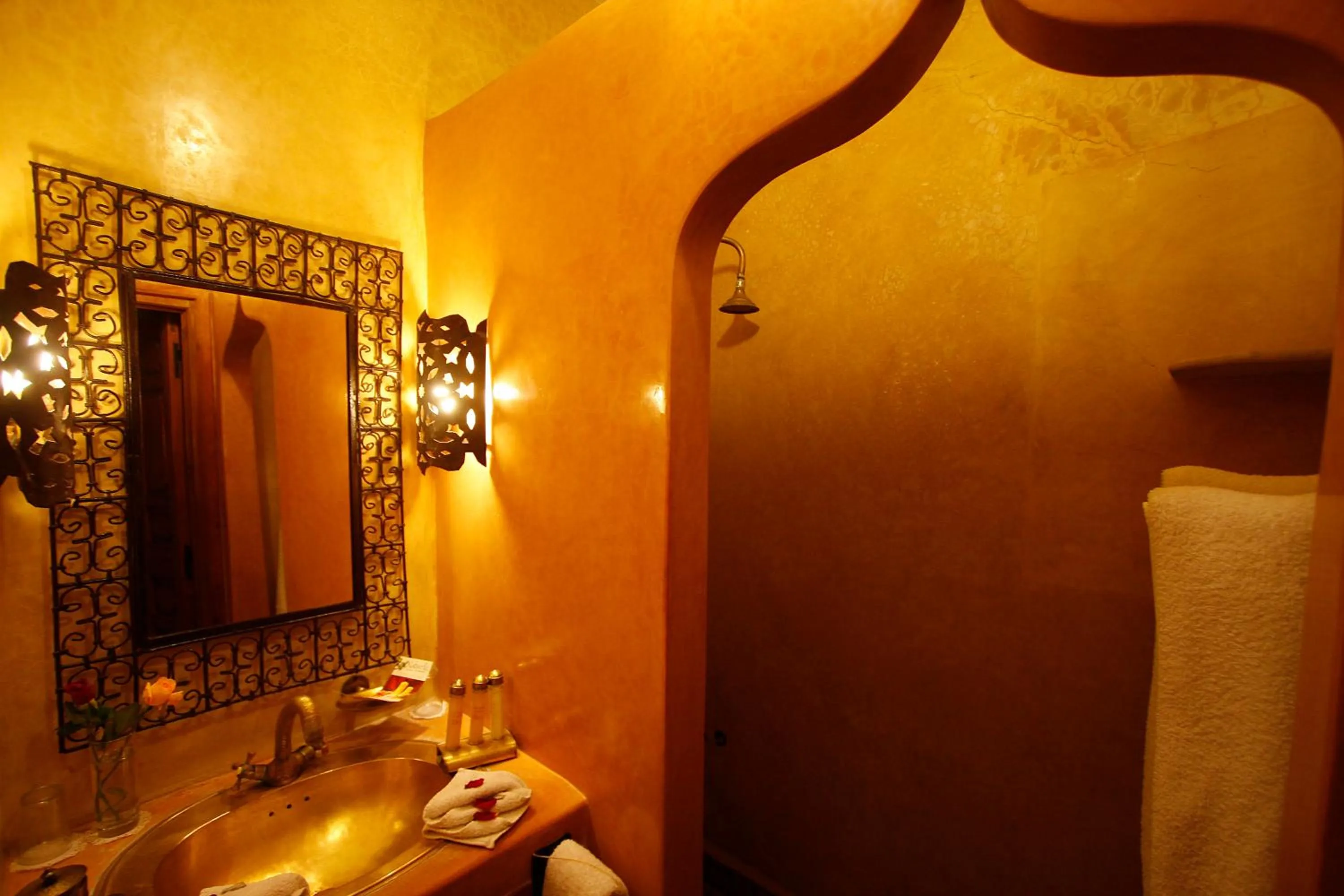 Bathroom in Riad Léna & Spa