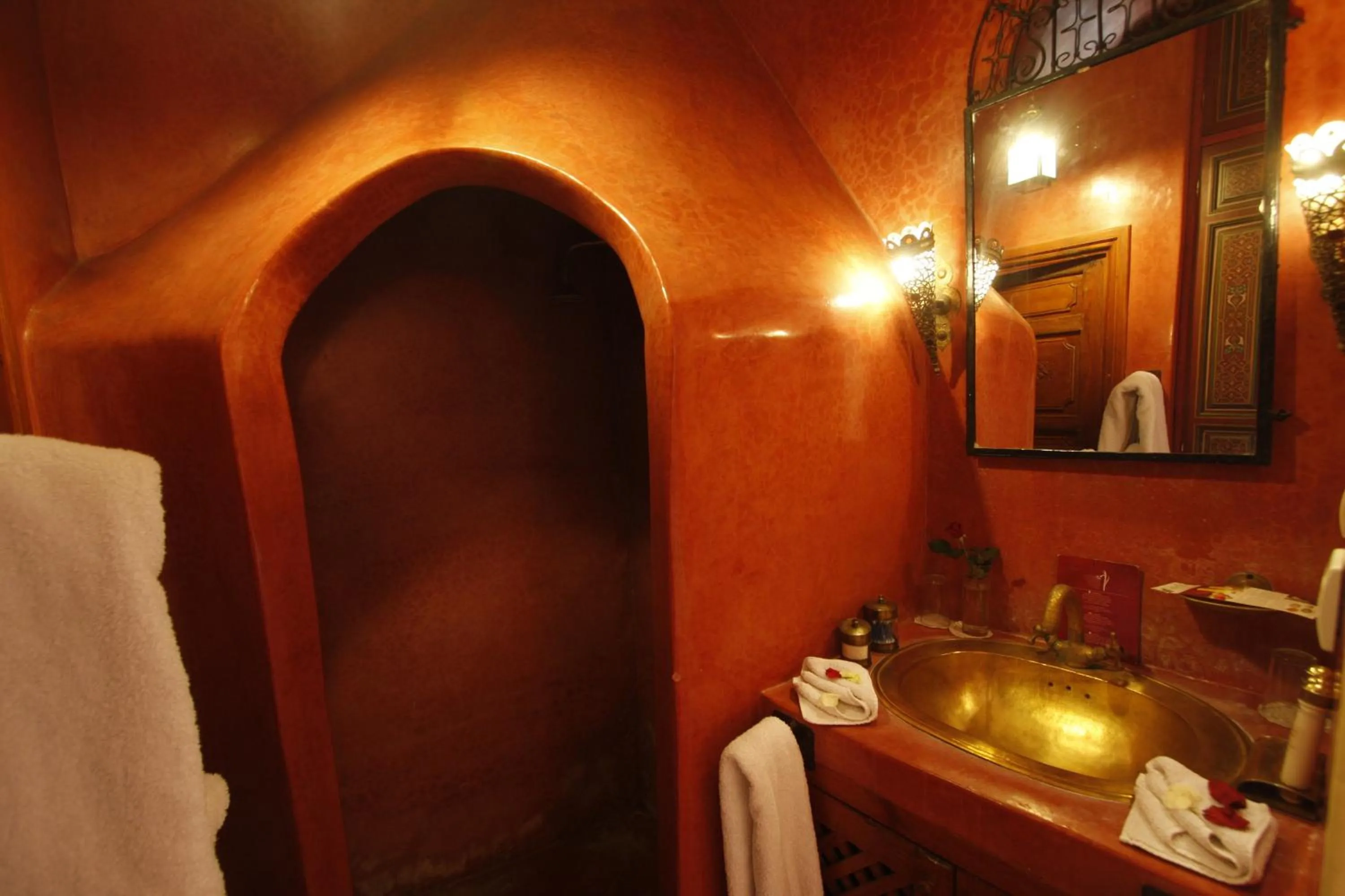 Shower in Riad Léna & Spa