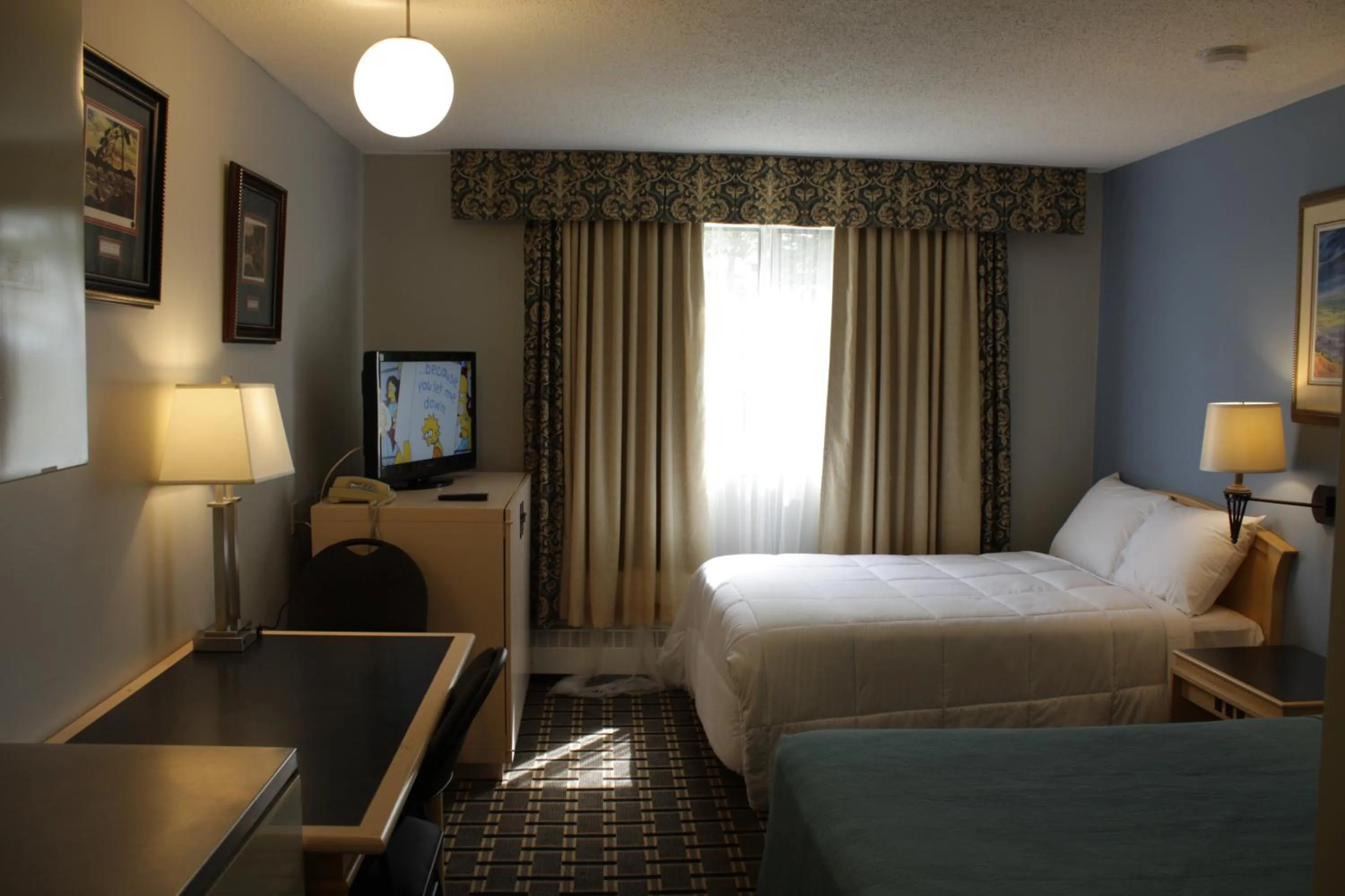 Photo of the whole room, Bed in Hillcrest Motel