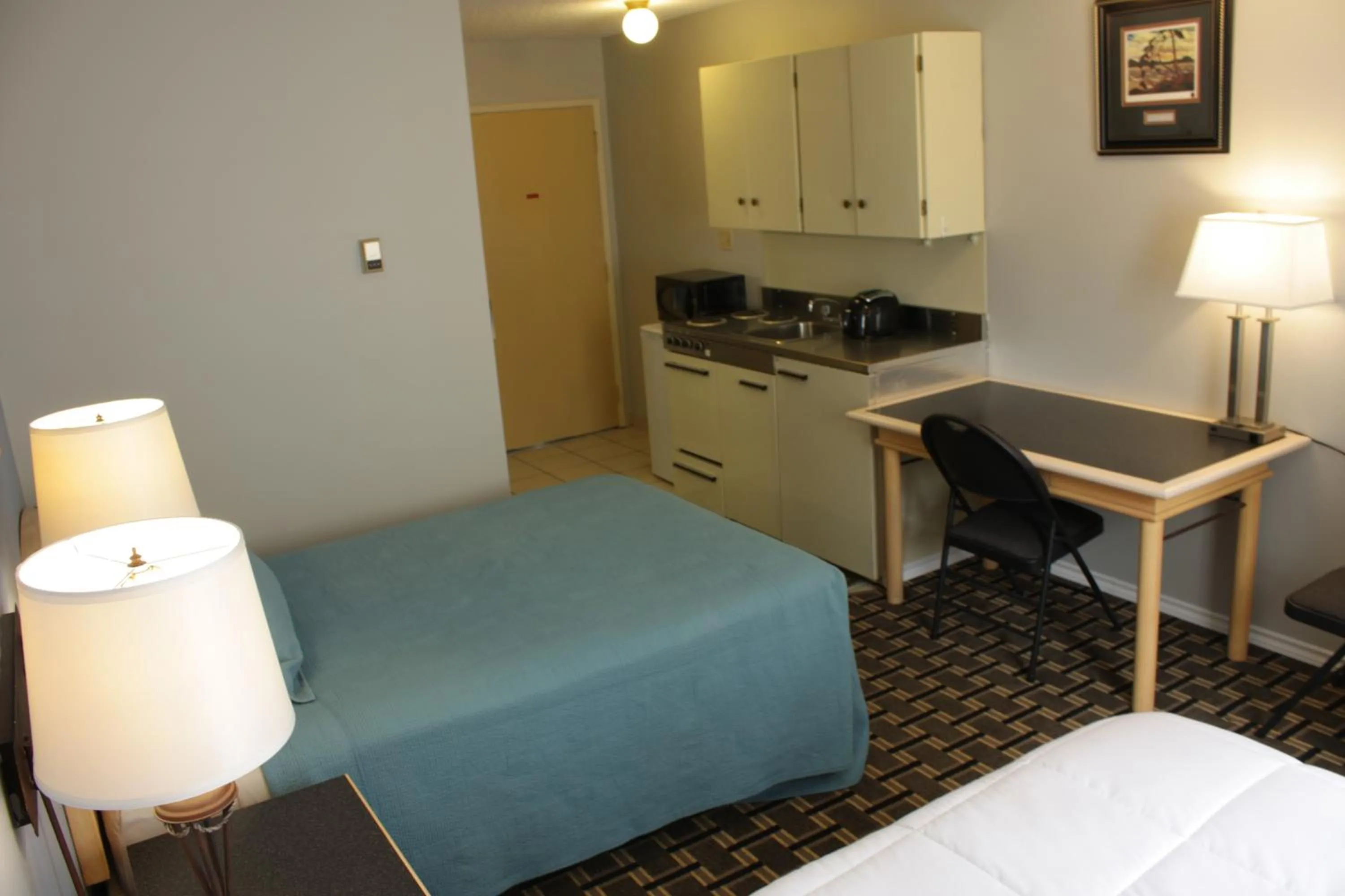 Photo of the whole room, Bed in Hillcrest Motel