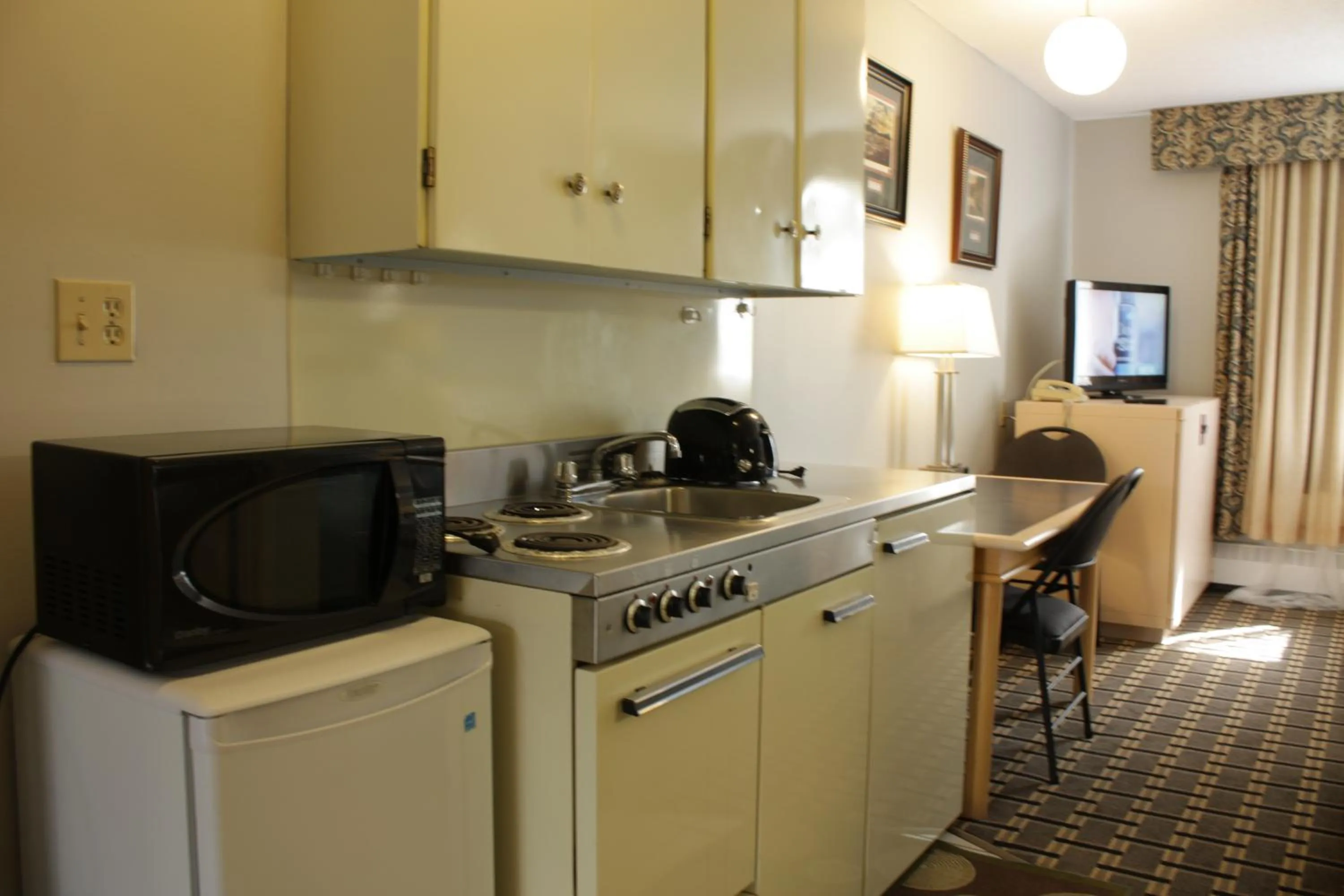 Kitchen or kitchenette in Hillcrest Motel
