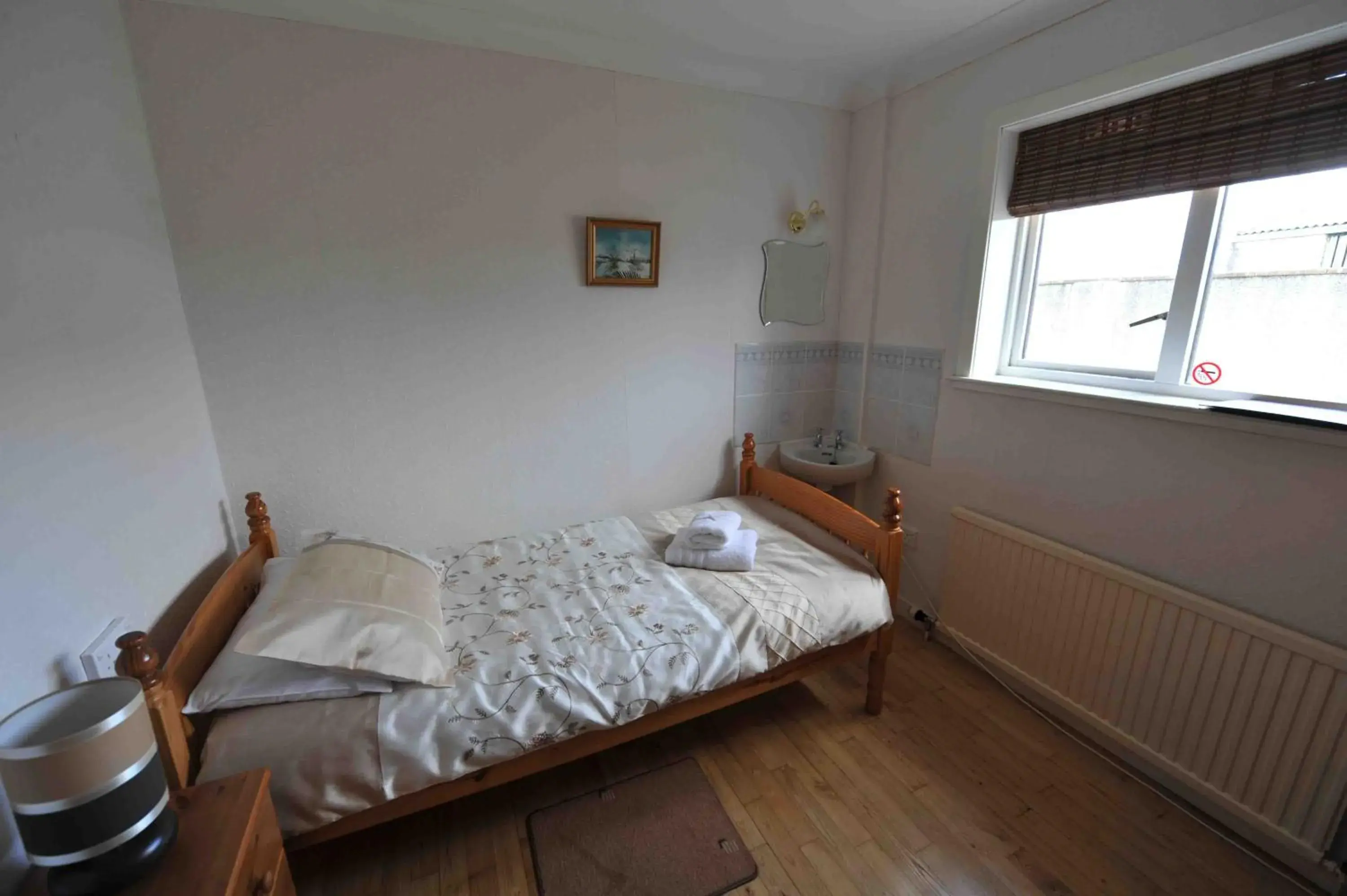 Single Room with Shared Bathroom in Sandwick Bay Guest House Single Room with Shared Bathroom in Sandwick Bay Guest House