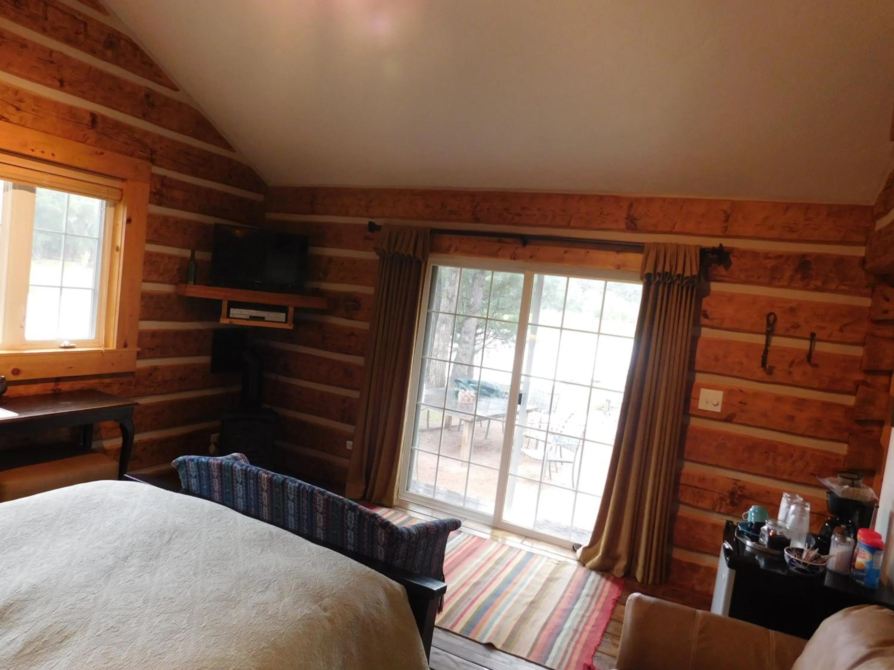 Bedroom, Bed in Riverside Meadows Cabins