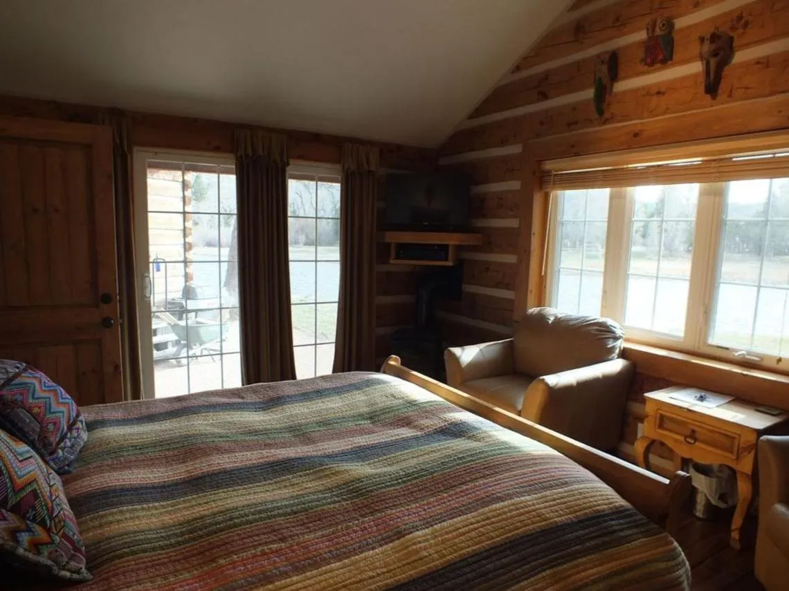 Bed in Riverside Meadows Cabins