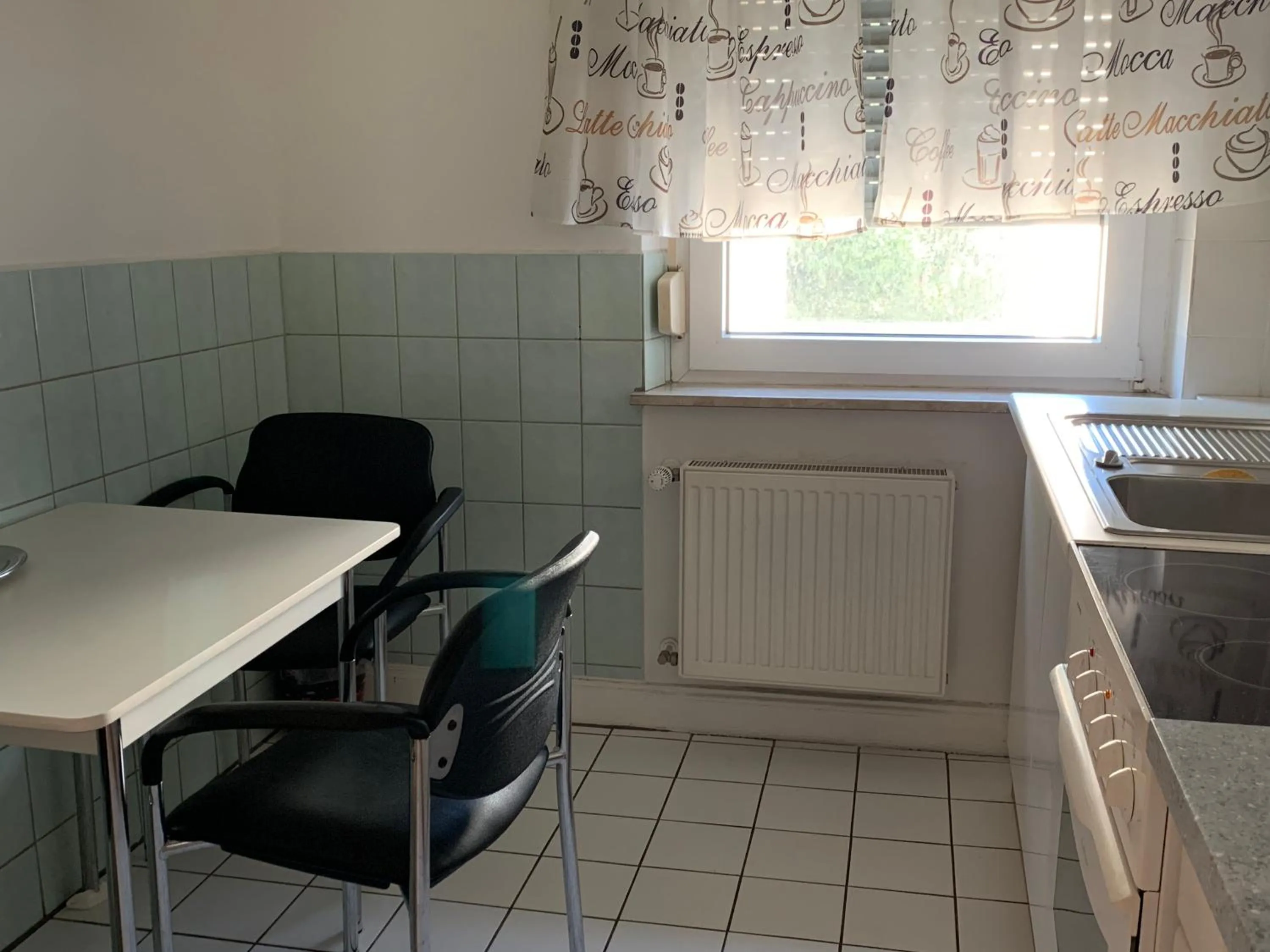 Kitchen or kitchenette in Hotel am Freihafen