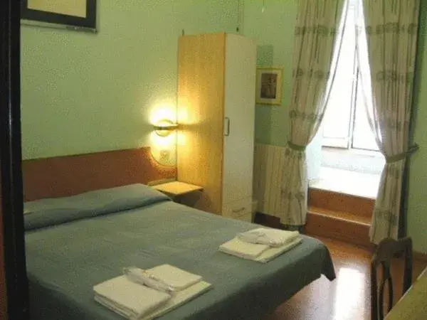 Double or Twin Room - single occupancy in A Roma San Pietro Best Bed Double or Twin Room - single occupancy in A Roma San Pietro Best Bed
