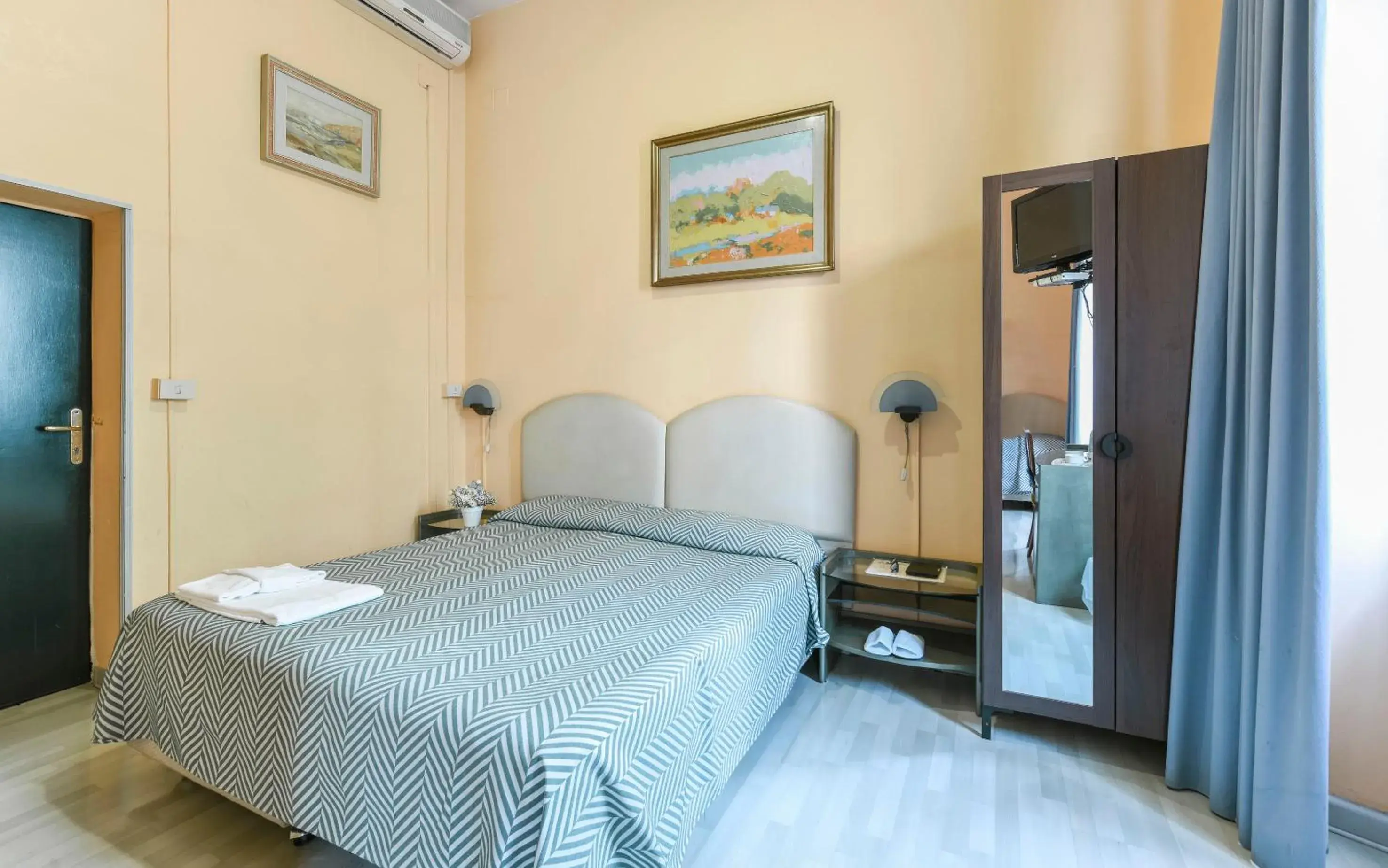 Double or Twin Room - single occupancy in A Roma San Pietro Best Bed Double or Twin Room - single occupancy in A Roma San Pietro Best Bed