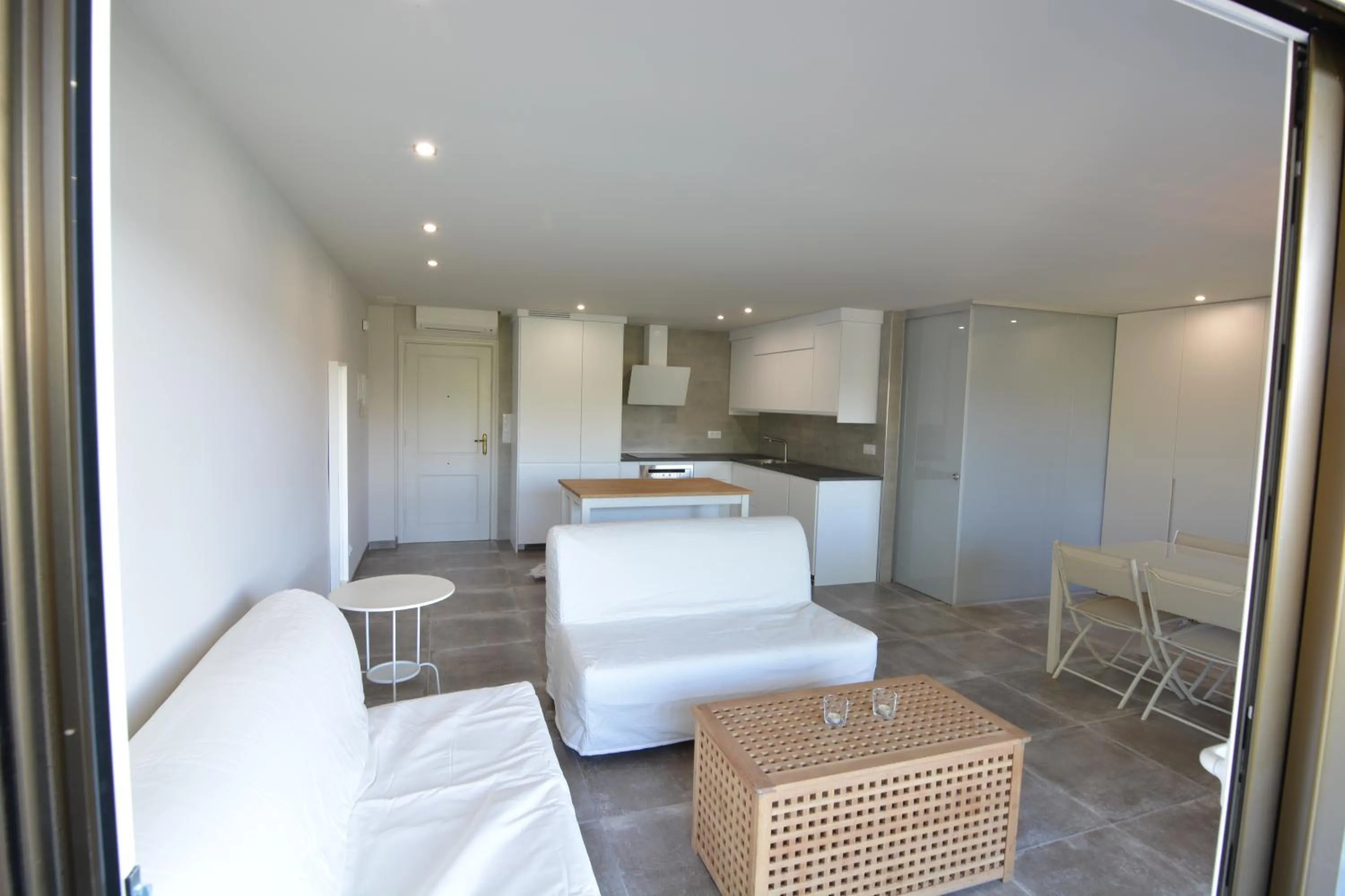 Photo of the whole room in Saval Cala Font