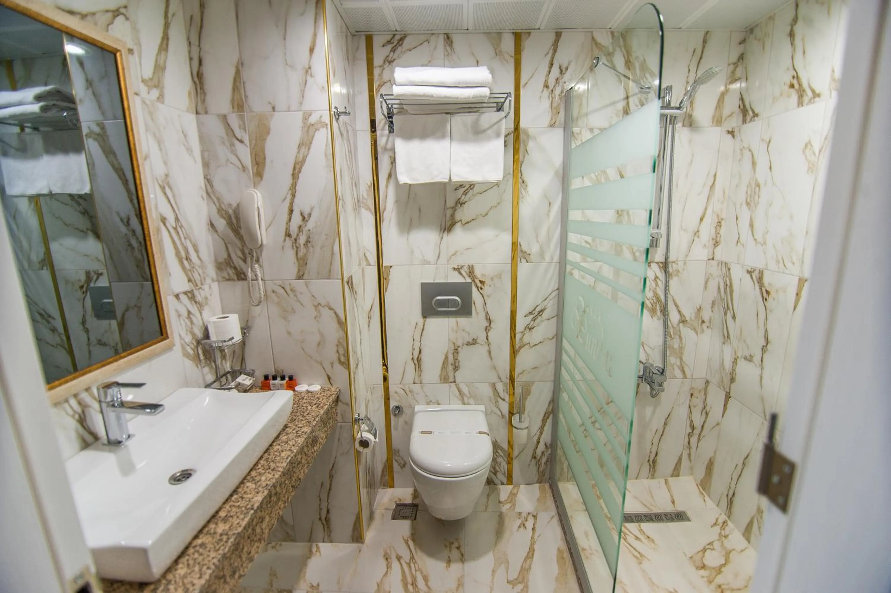 Bathroom in Dündar Hotel