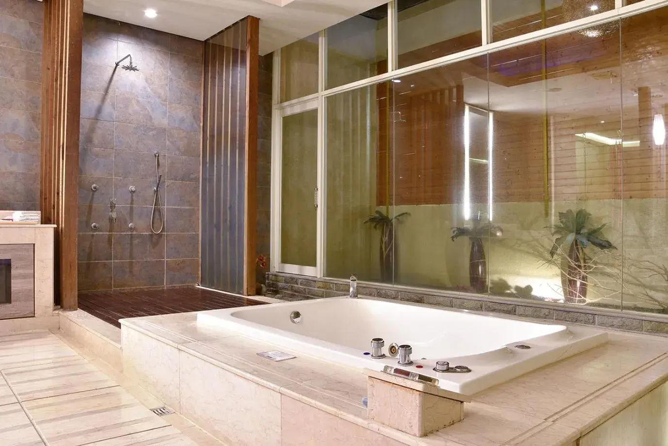Shower, Bathroom in Vogue Boutigue Motel