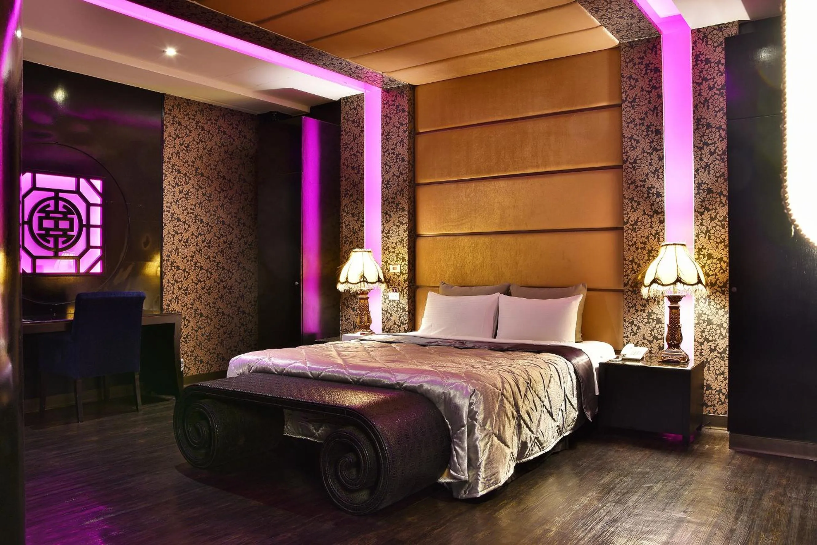 Bed in Vogue Boutique Motel