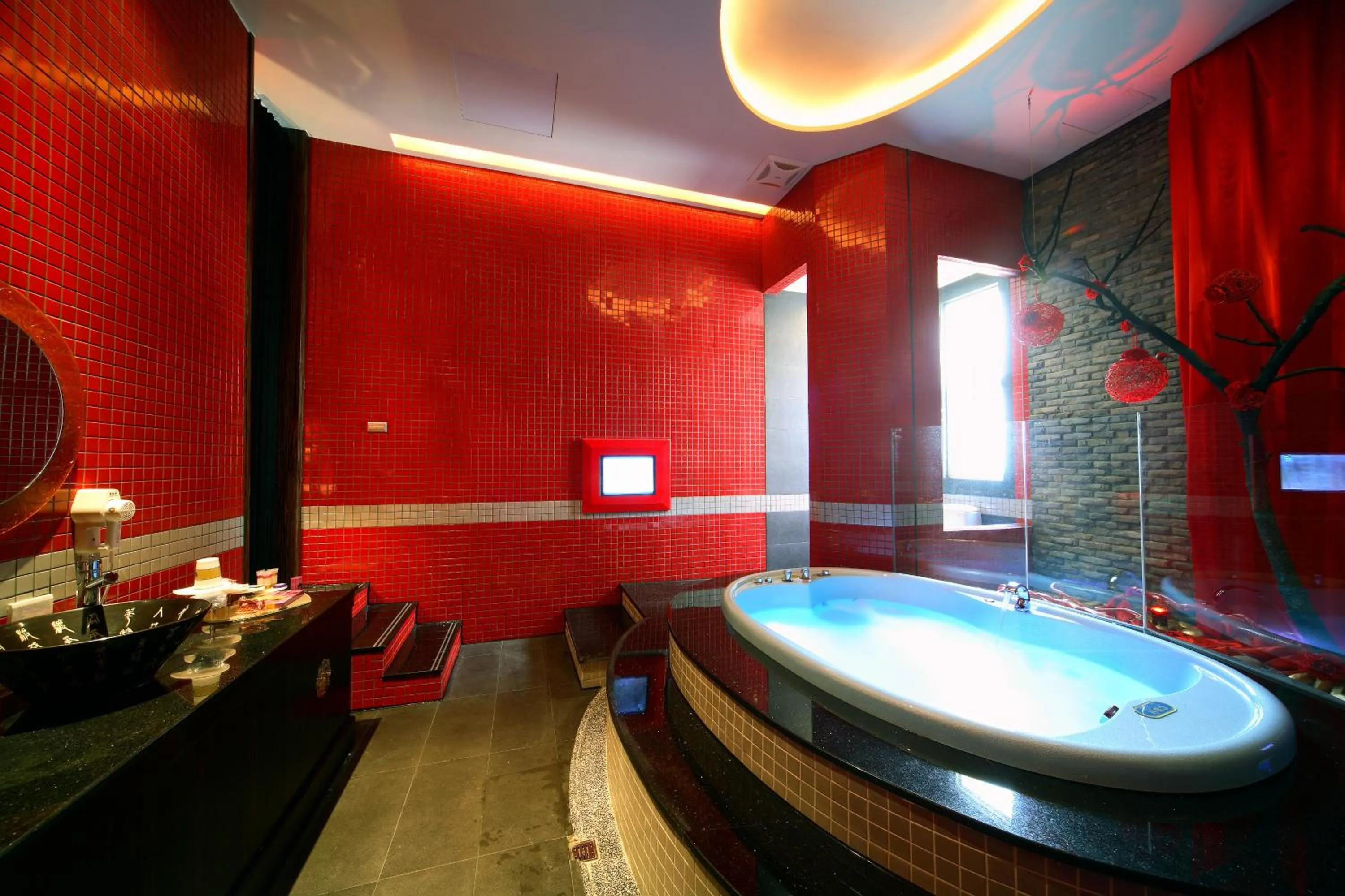 Bath in Vogue Boutique Motel