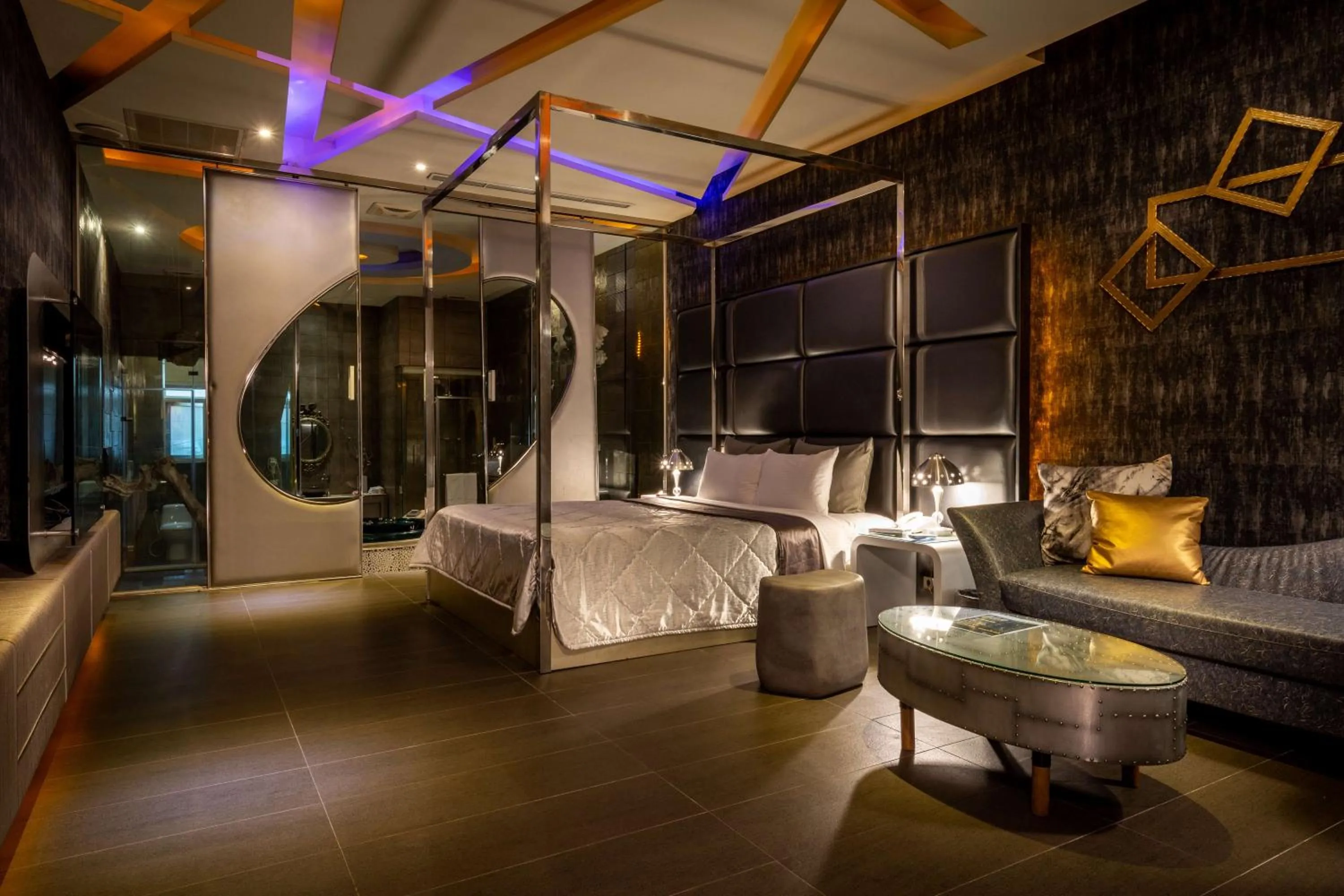 Photo of the whole room, Bed in Vogue Boutique Motel