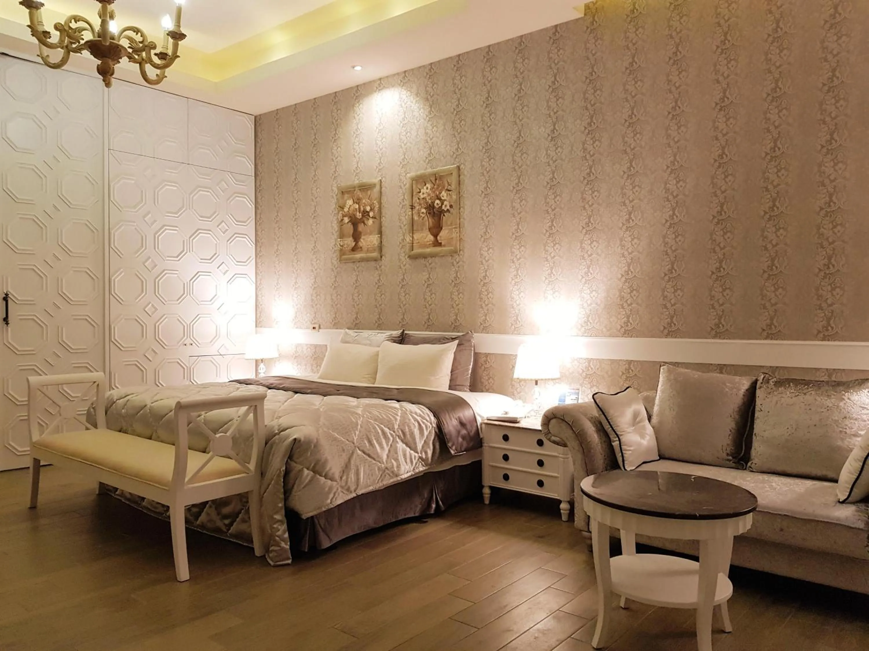 Bed in Vogue Boutique Motel