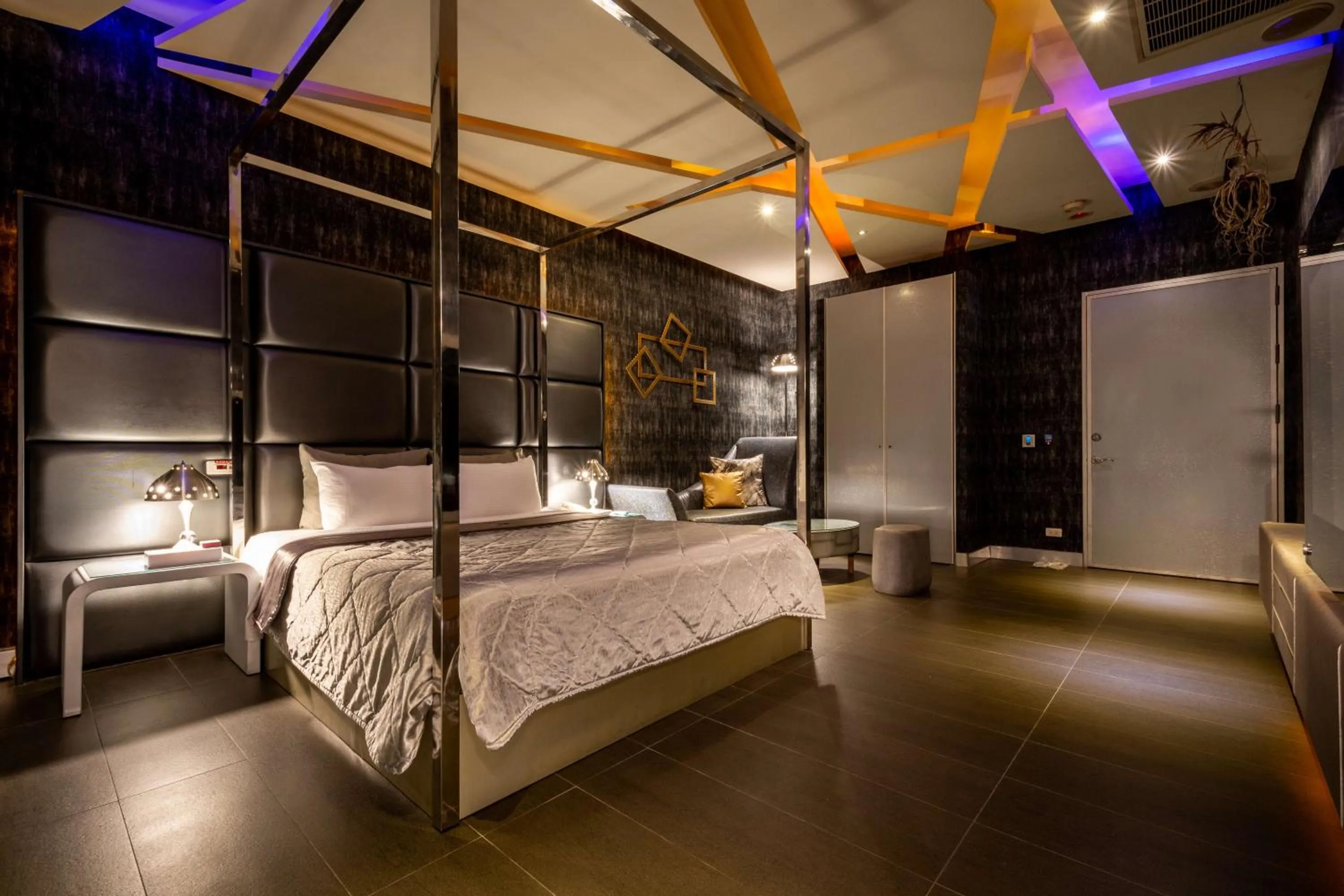 Bed in Vogue Boutique Motel