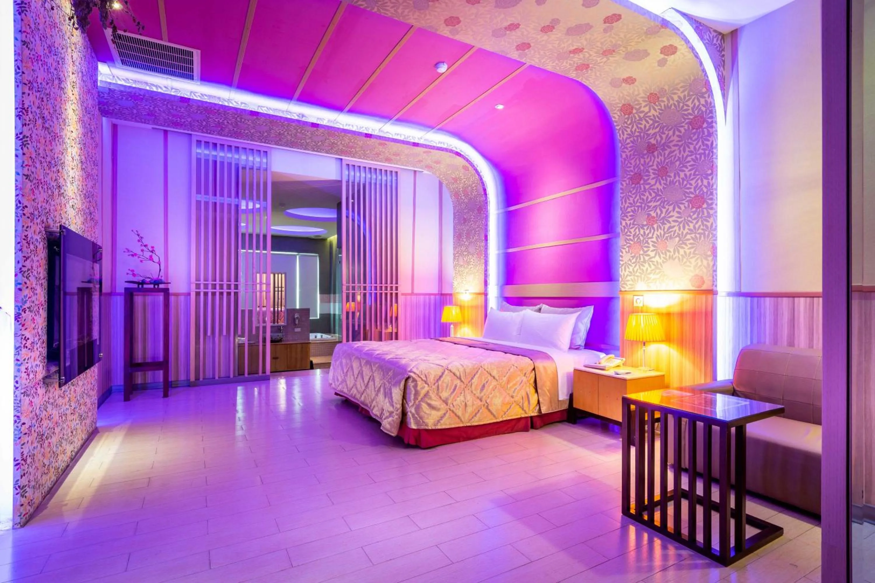 Bed in Vogue Boutique Motel