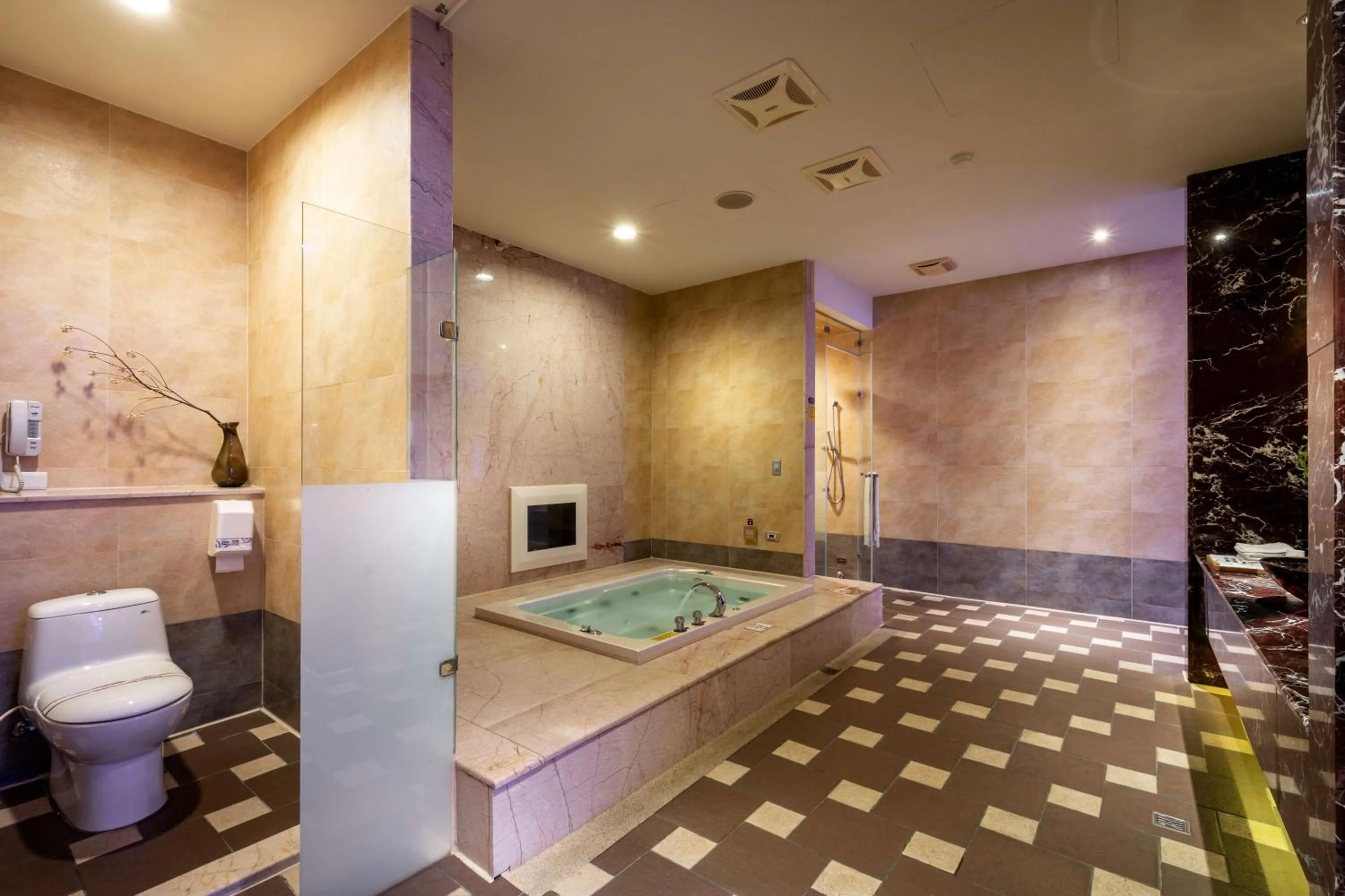 Bathroom in Vogue Boutique Motel