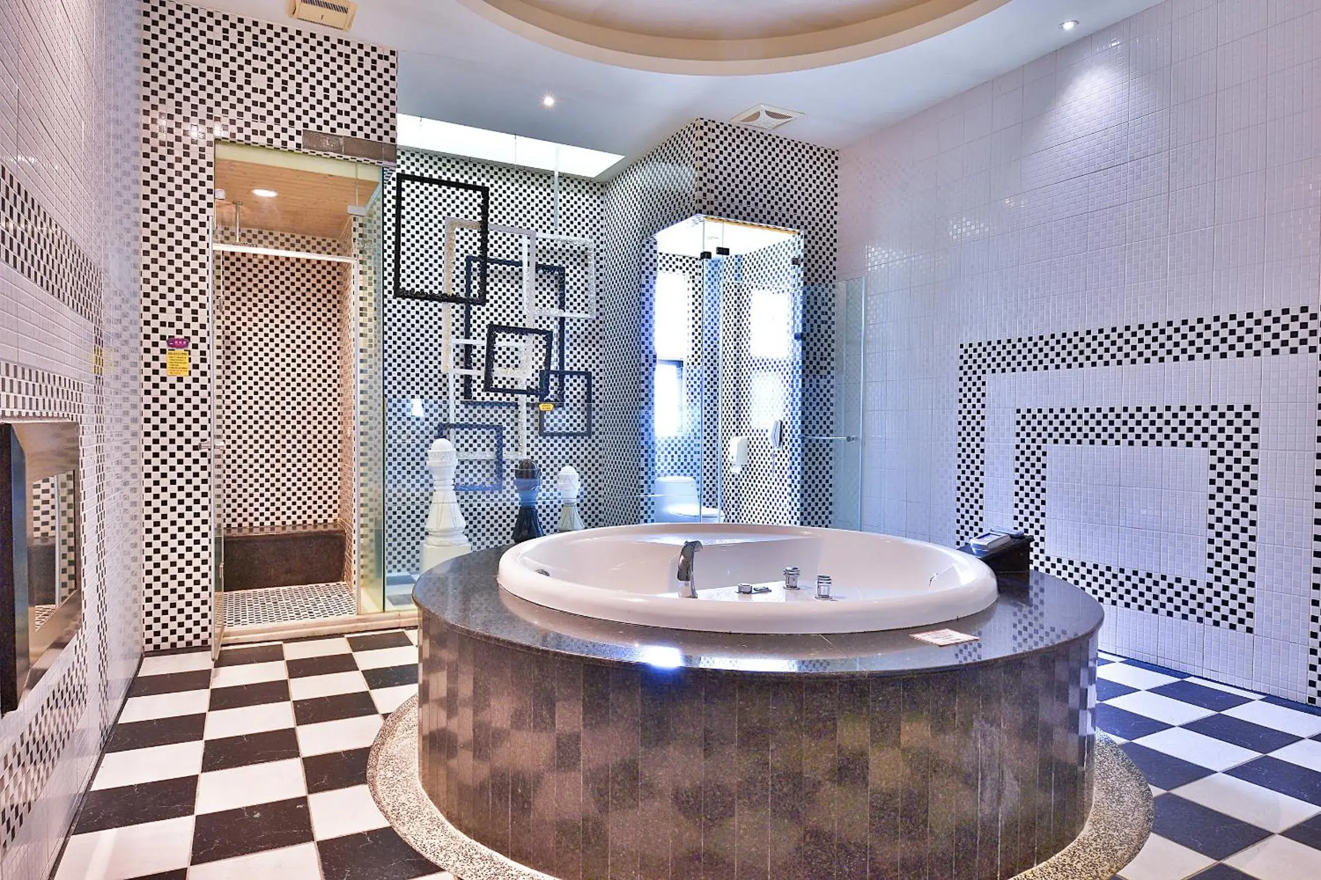 Steam room, Bathroom in Vogue Boutigue Motel